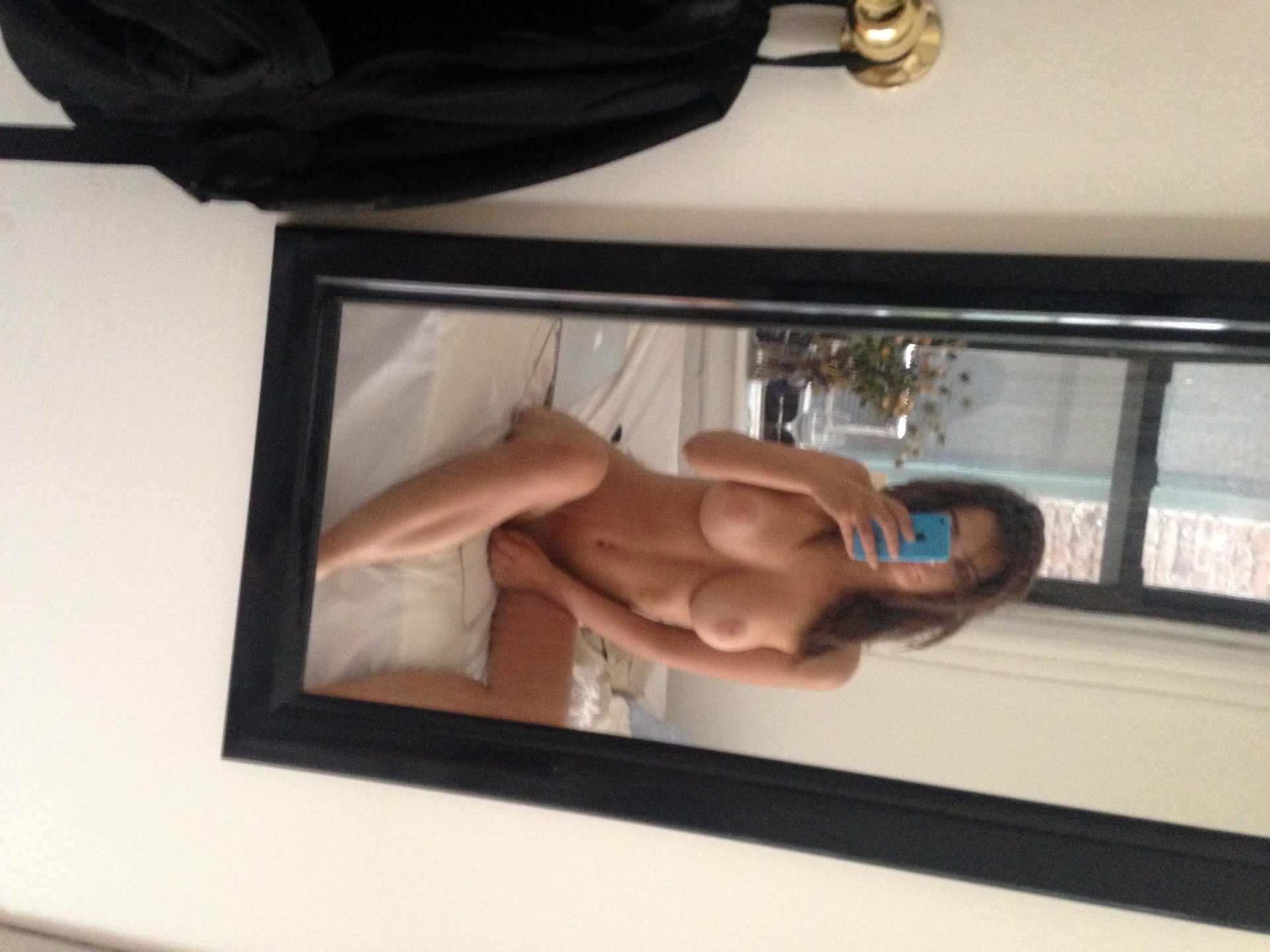 Emily Ratajkowski Nude Sexy photo