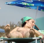 femei nud la plaja