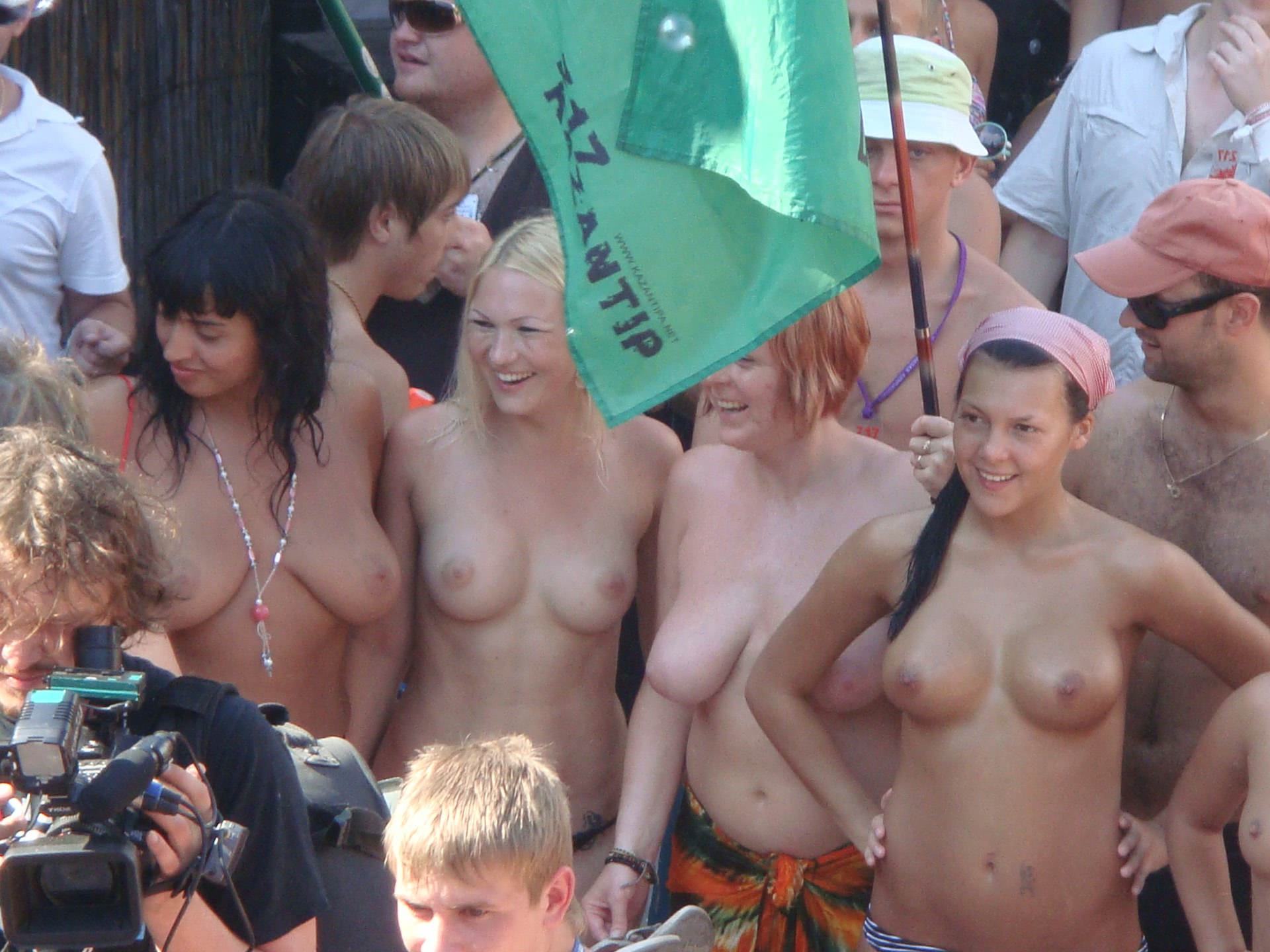 femei nud la plaja dezbracate serioase