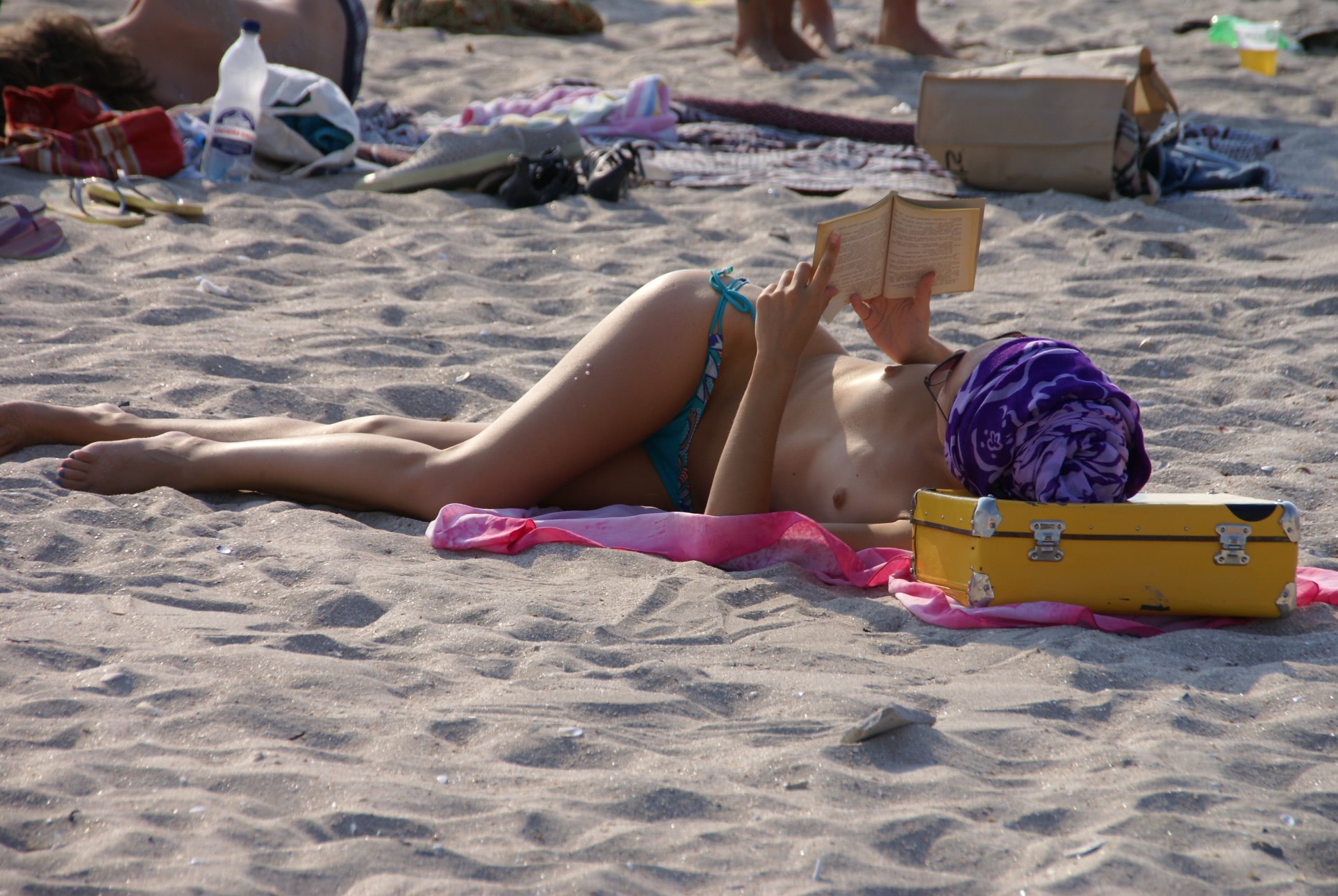 femei nud la plaja dezbracate tinere
