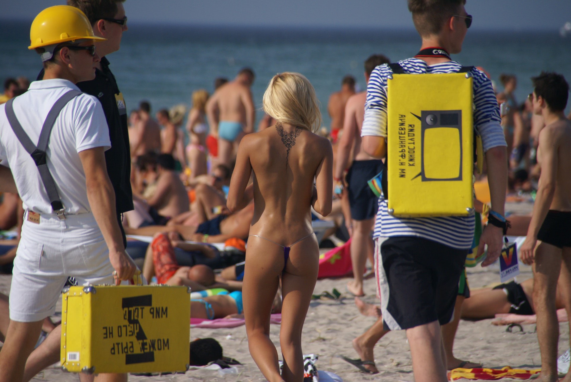 intima femei nud la plaja dezbracate