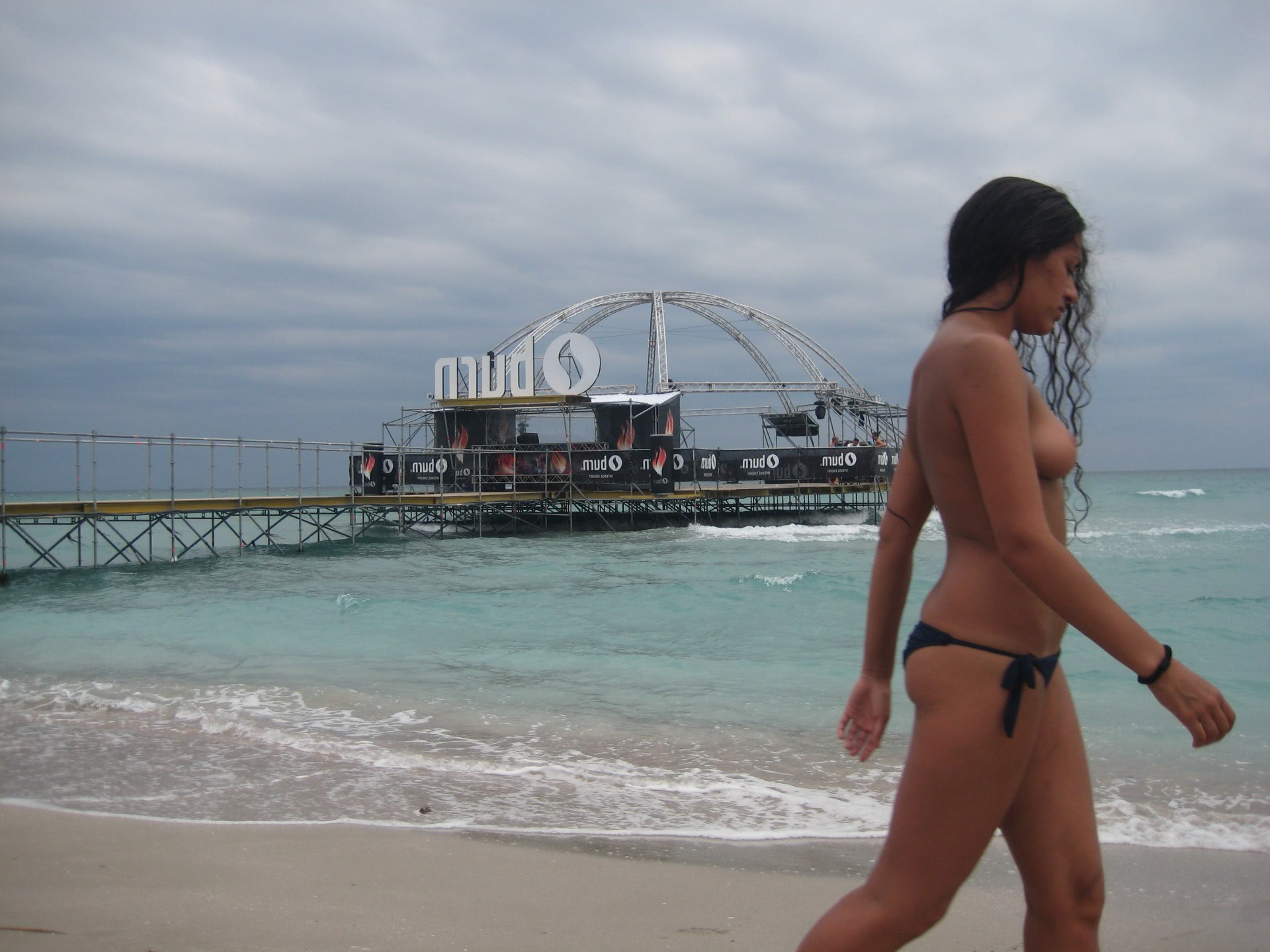 anunturi fete goale la mare striptease pe plaja