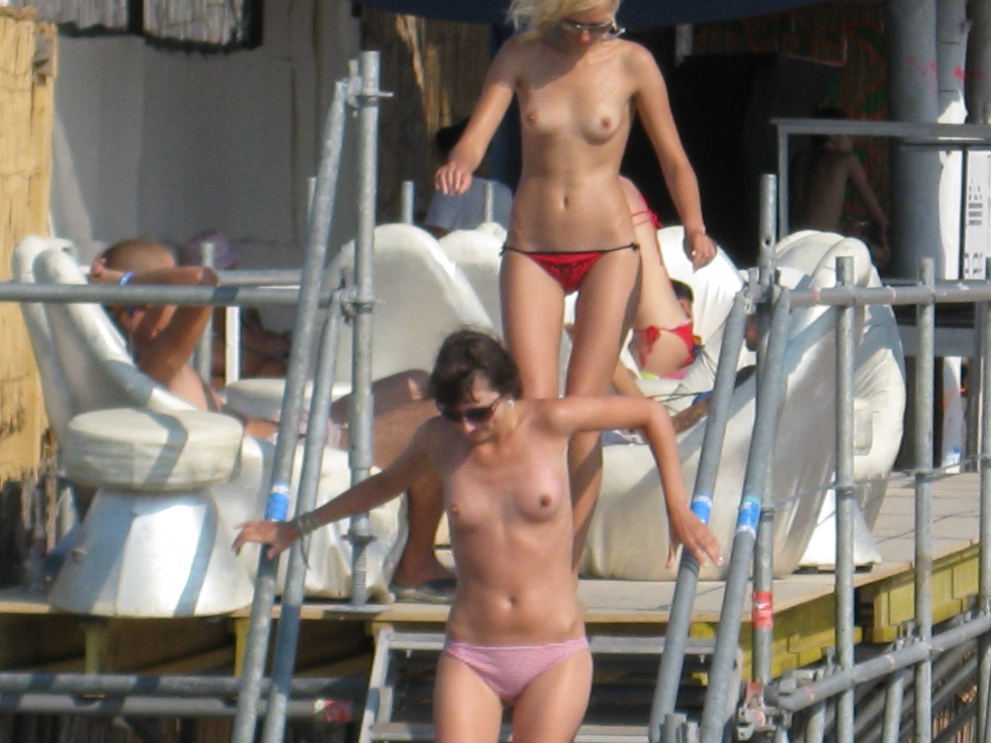 fete goale la mare striptease pe plaja foto