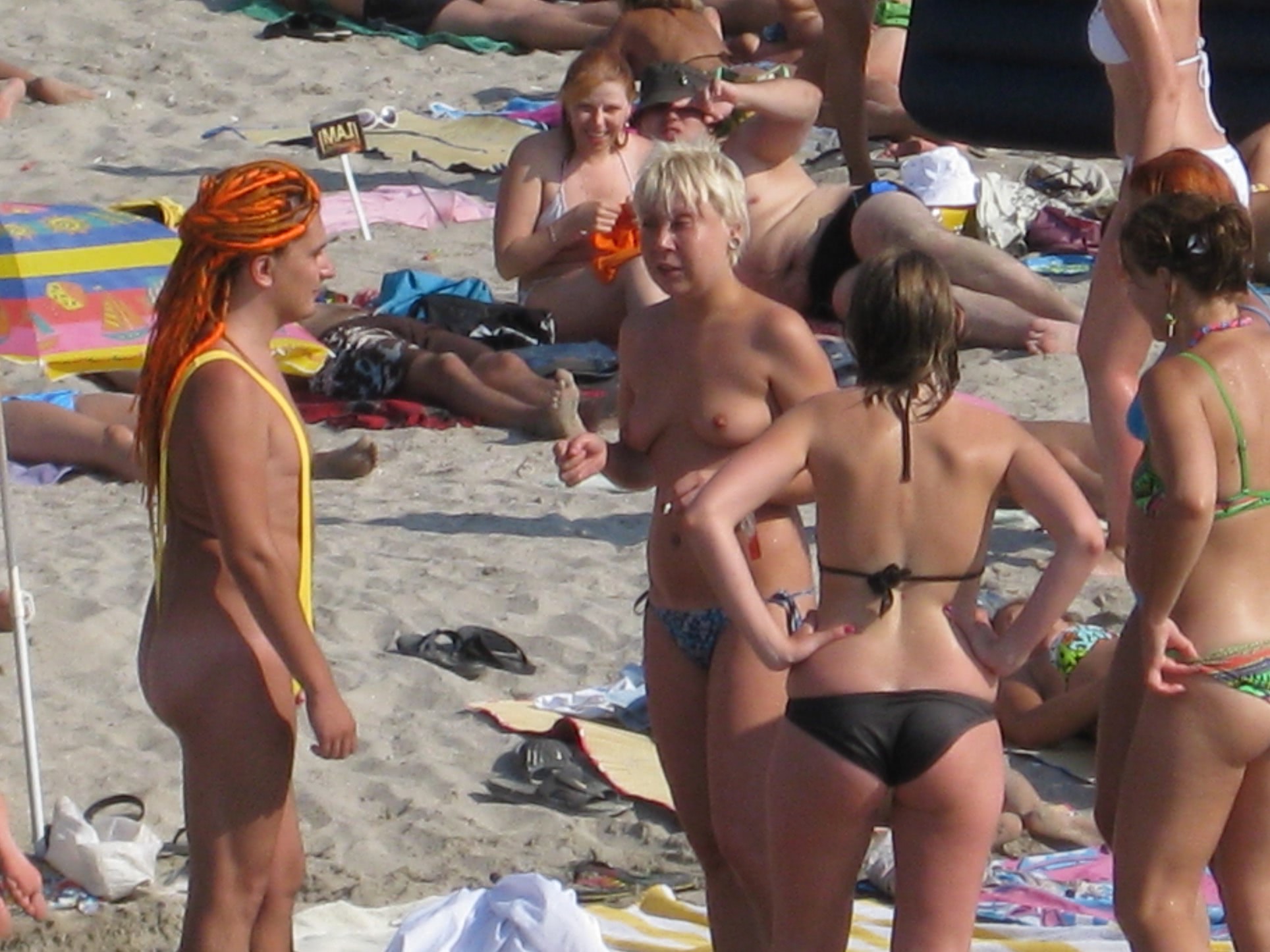 topless fete goale la mare striptease pe plaja