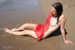 fete goale pe plaja