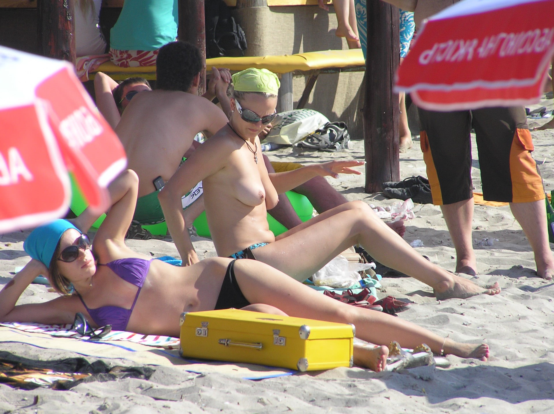 fete goale pe plaja nisip live