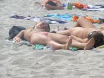 fete goale pe plaja nisip