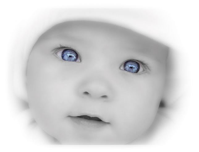 bebelus cu ochi de cristal