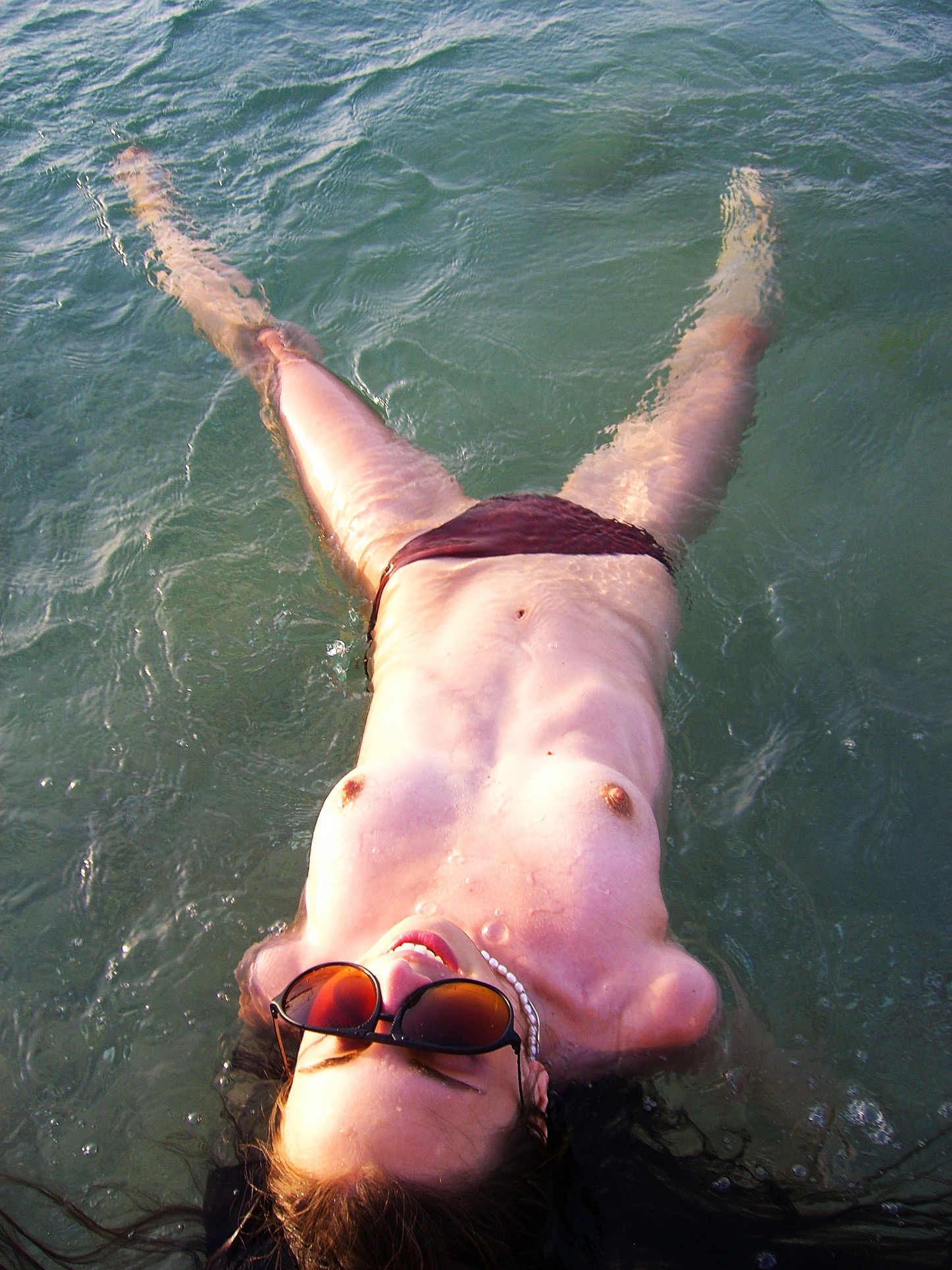 topless la plaja muie