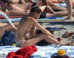 topless la plaja nu ma poza te rog