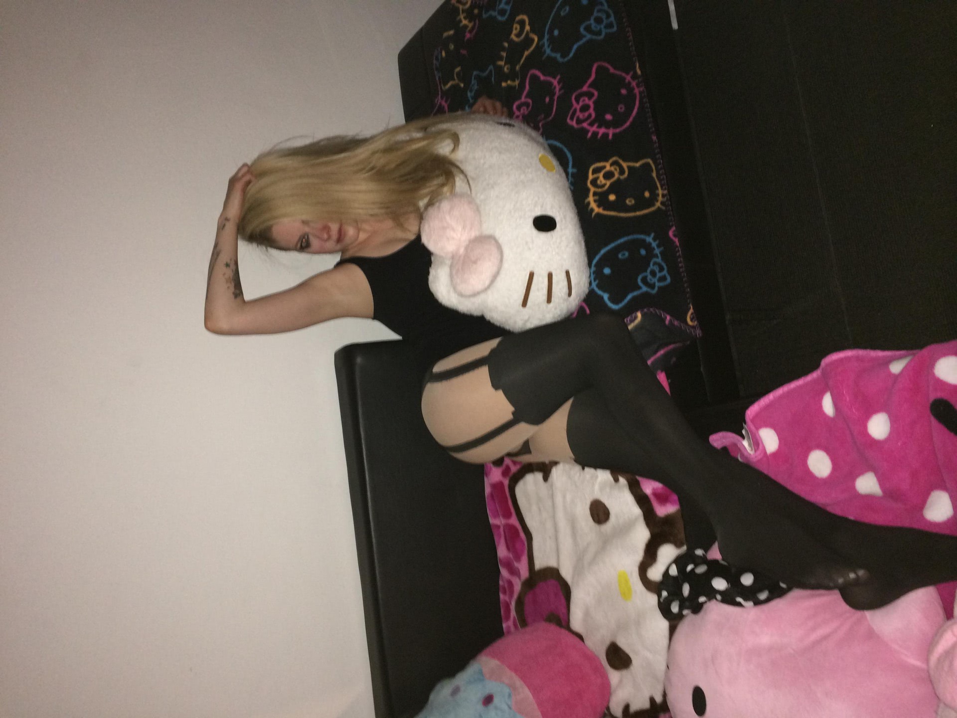 Avril Lavigne Naked rape