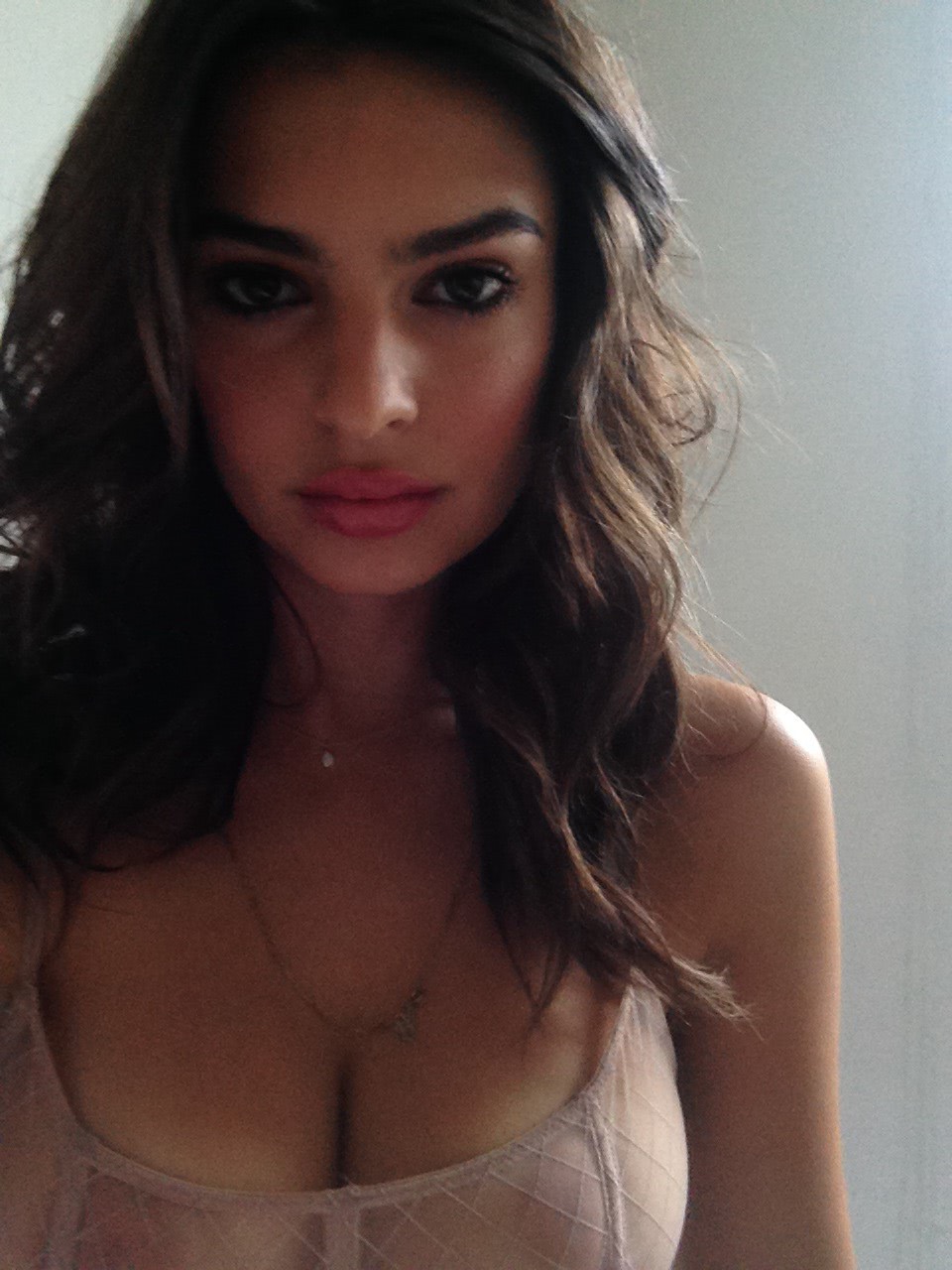 Emily Ratajkowski Nude Fapening Model Sexy anunturi