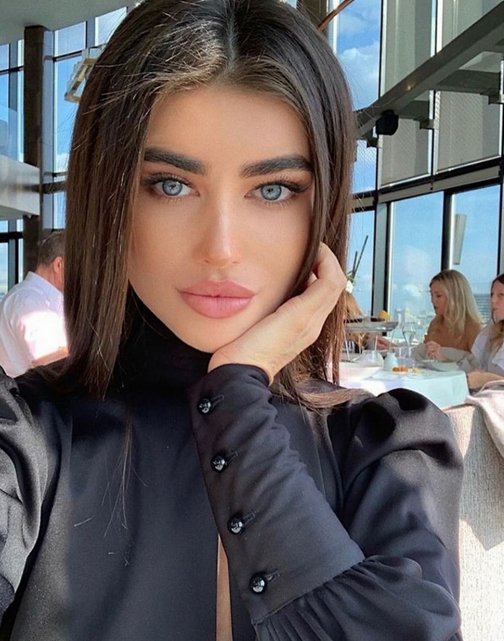 o fata cu sani mari se satisface cu vibratorul