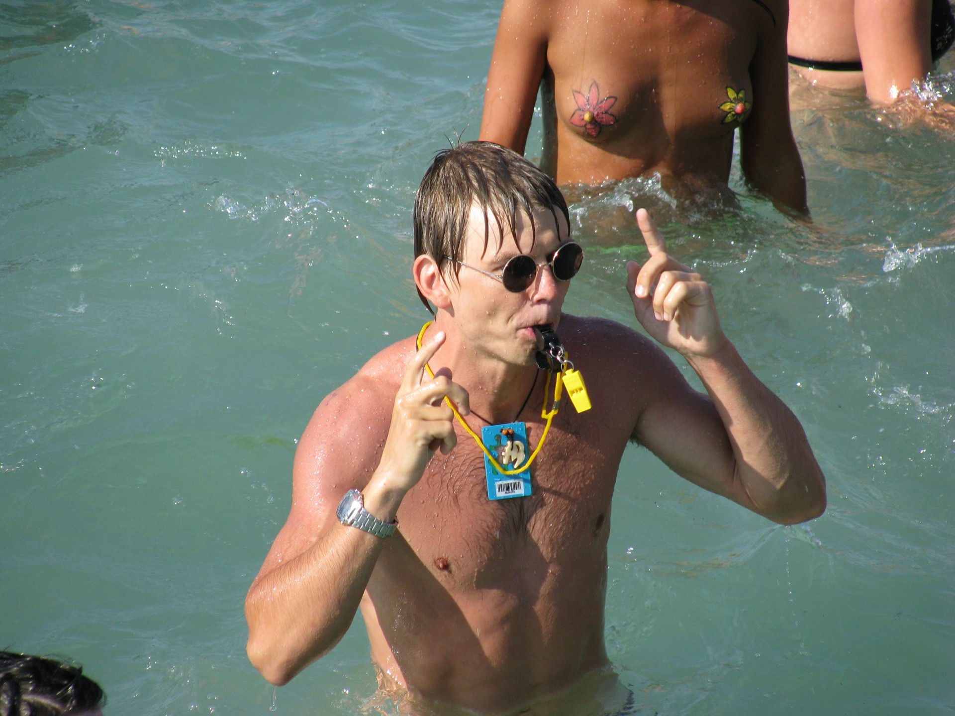 apa bunaciune pe plaja te ai scufunda putin in curul ei