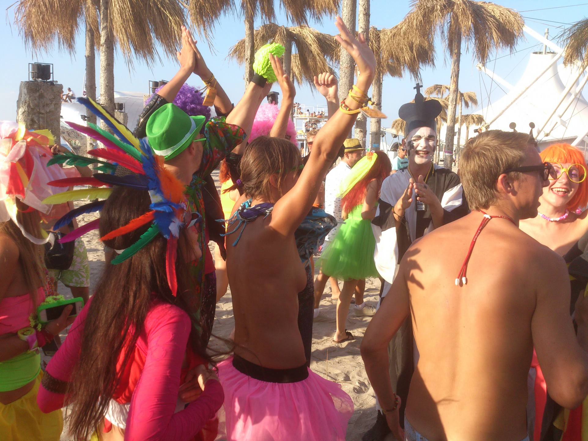 bunaciune pe plaja te ai scufunda putin in curul ei sloboz