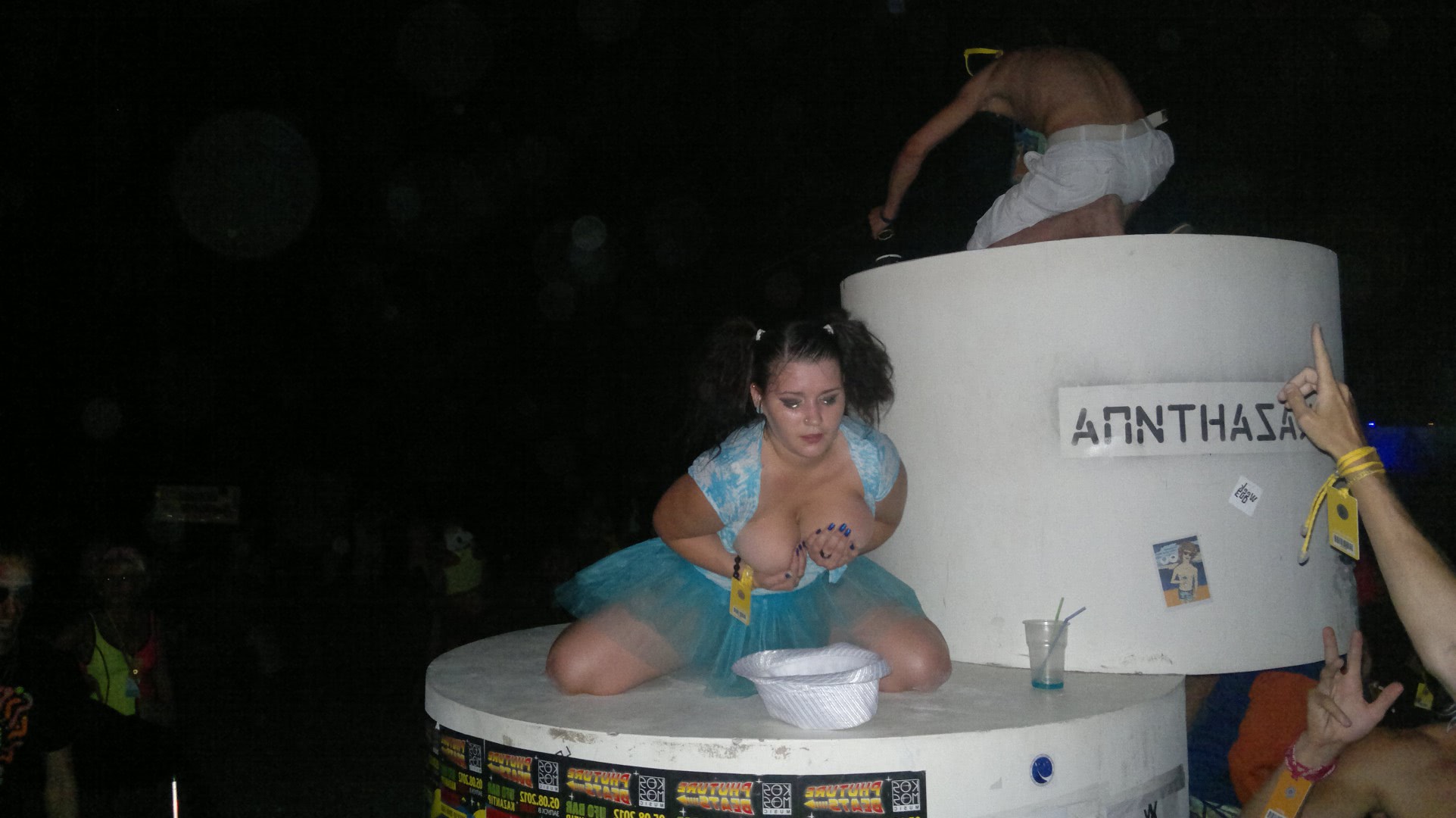 fata cu pizda rasa se rupe in figuri pe malul marii doi jpg fata cu pizda rasa se rupe in figuri pe malul marii doi