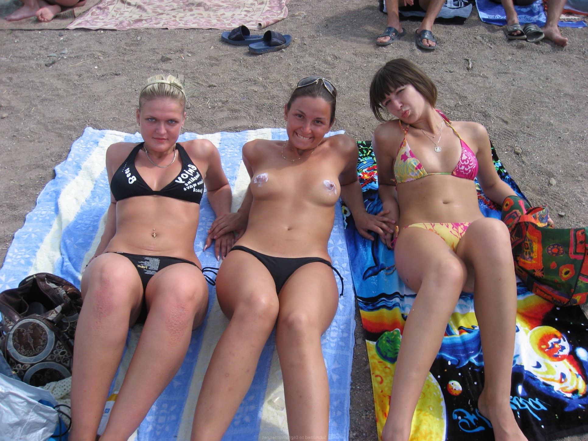 fata cu pizda rasa se rupe in figuri pe malul marii goala