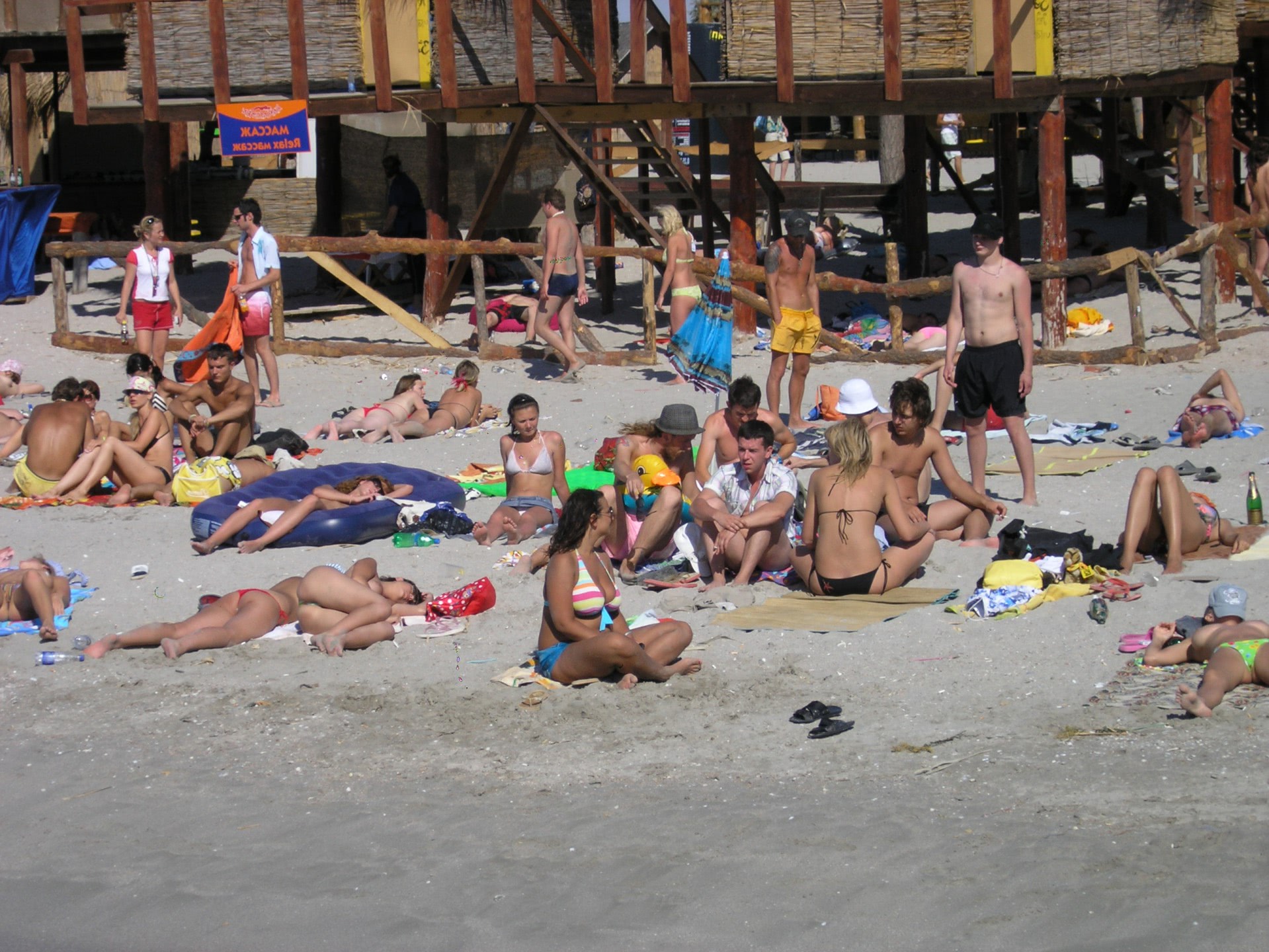 femei fata cu pizda rasa se rupe in figuri pe malul marii