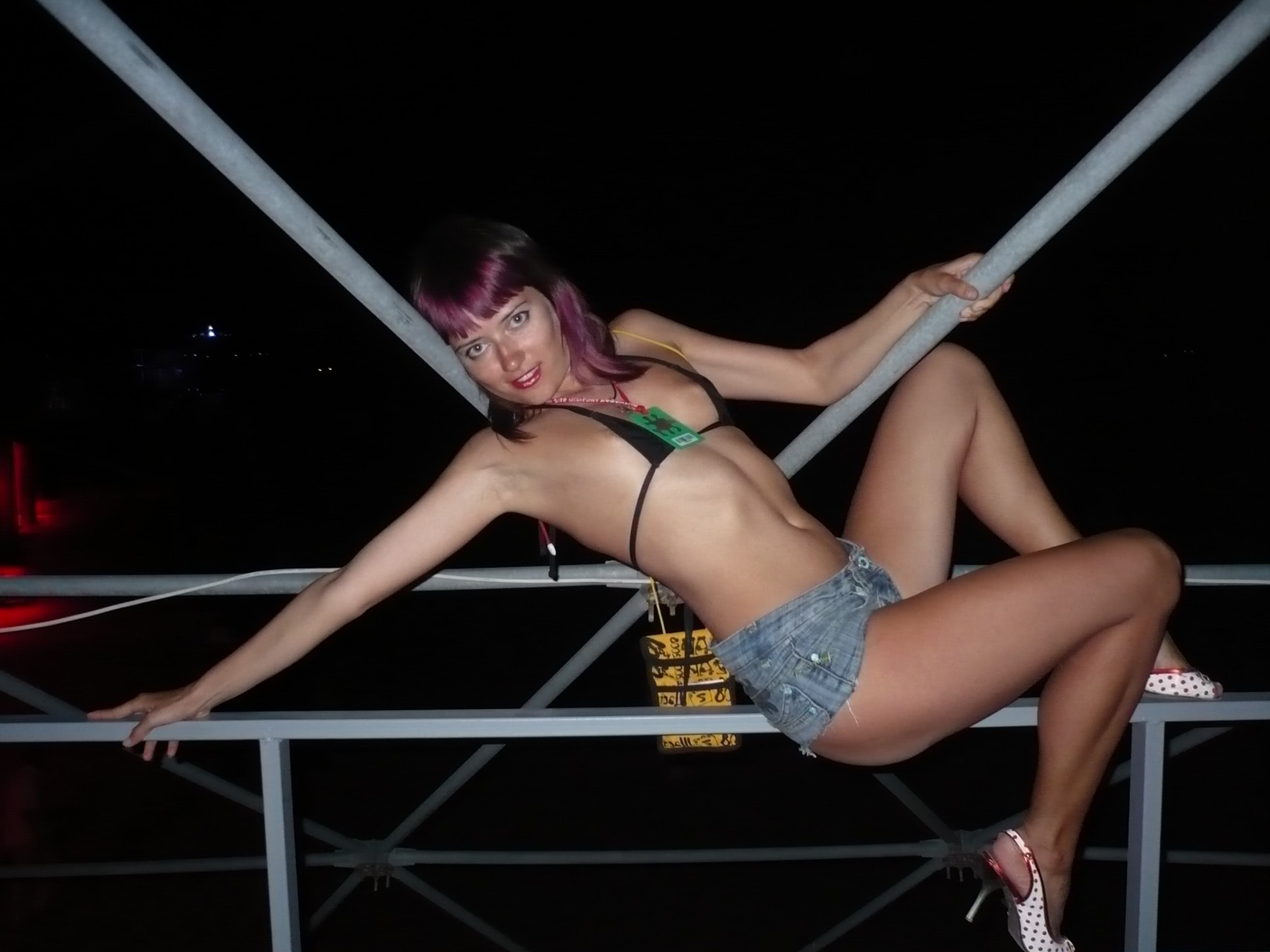 goala fata cu pizda rasa se rupe in figuri pe malul marii jpg goala fata cu pizda rasa se rupe in figuri pe malul marii