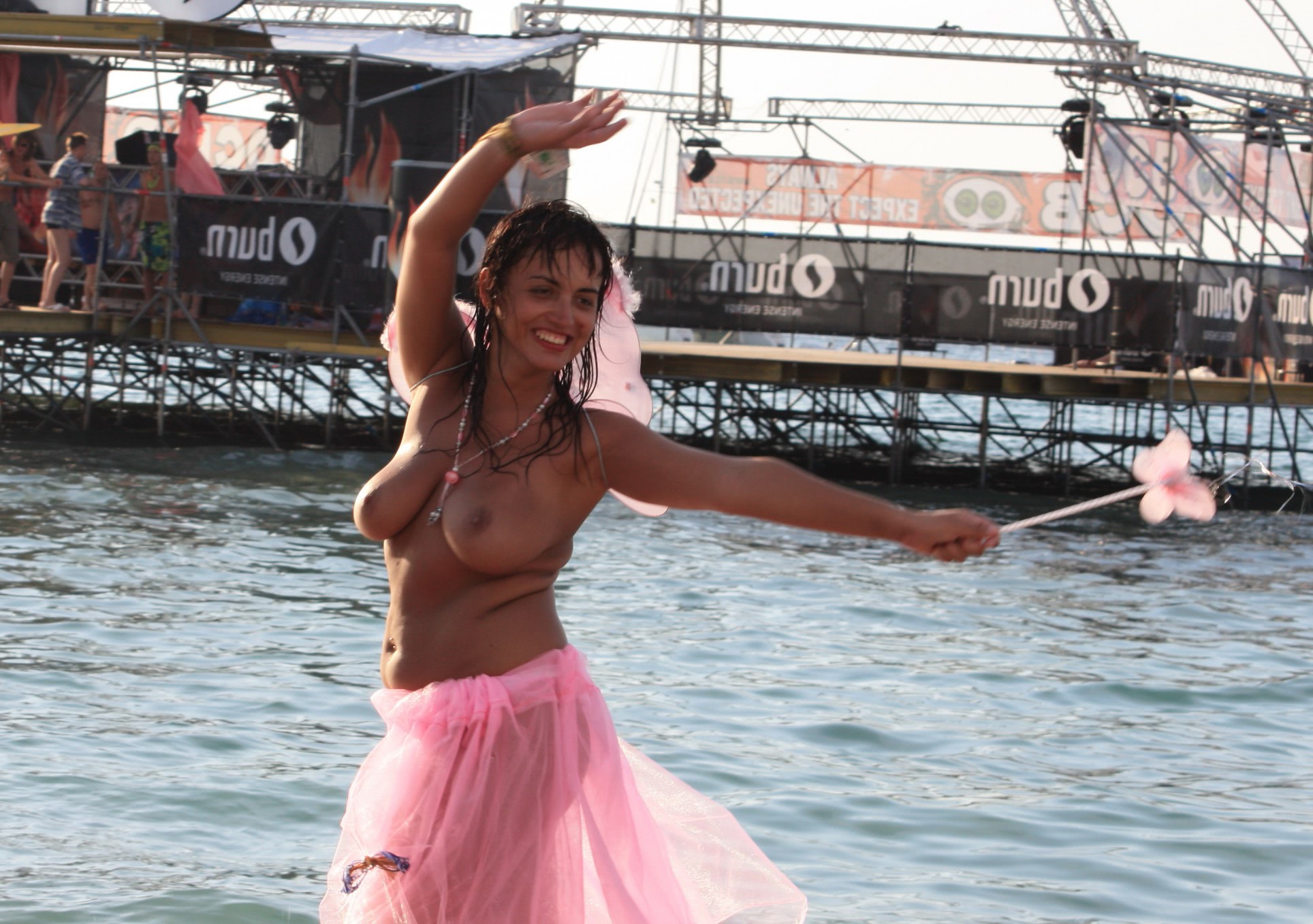 gura fata cu pizda rasa se rupe in figuri pe malul marii