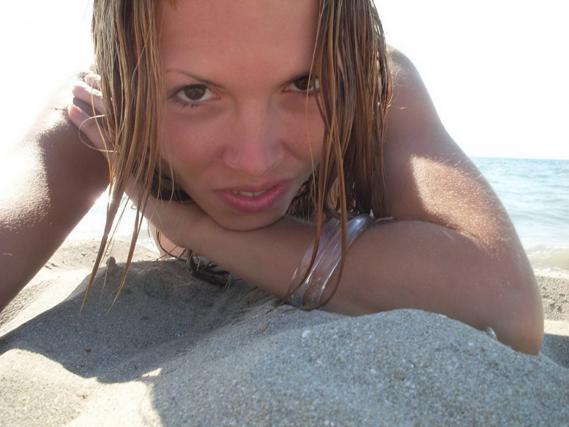 cea fata sexi isi arata pizda pe plaja