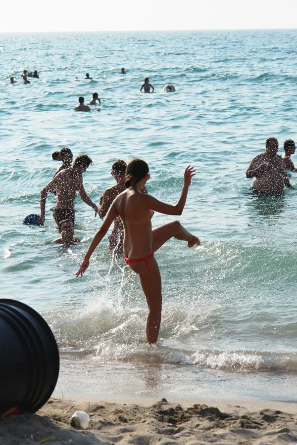 gata fata sexi isi arata pizda pe plaja