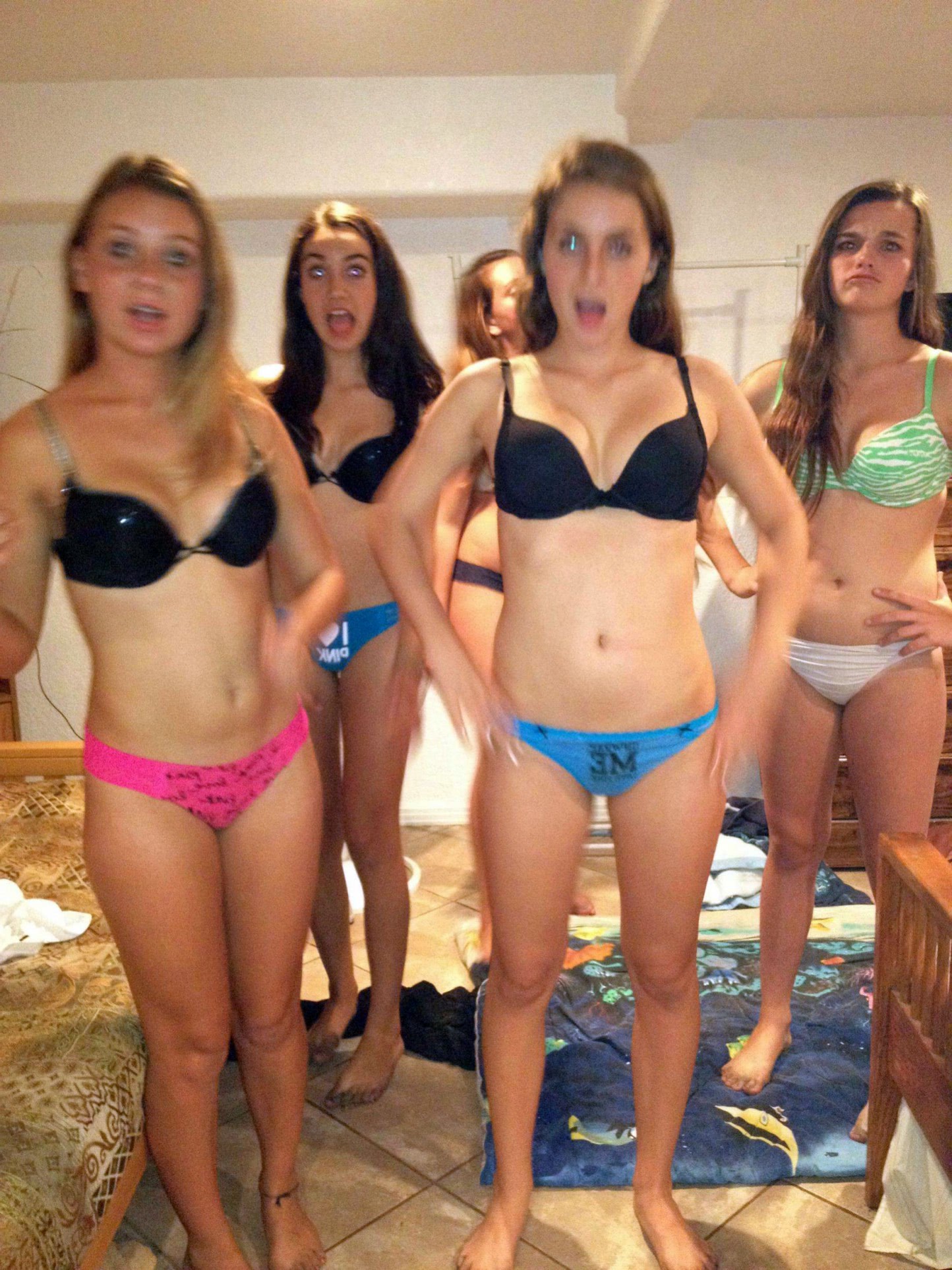 goala femei dezbracate imagini