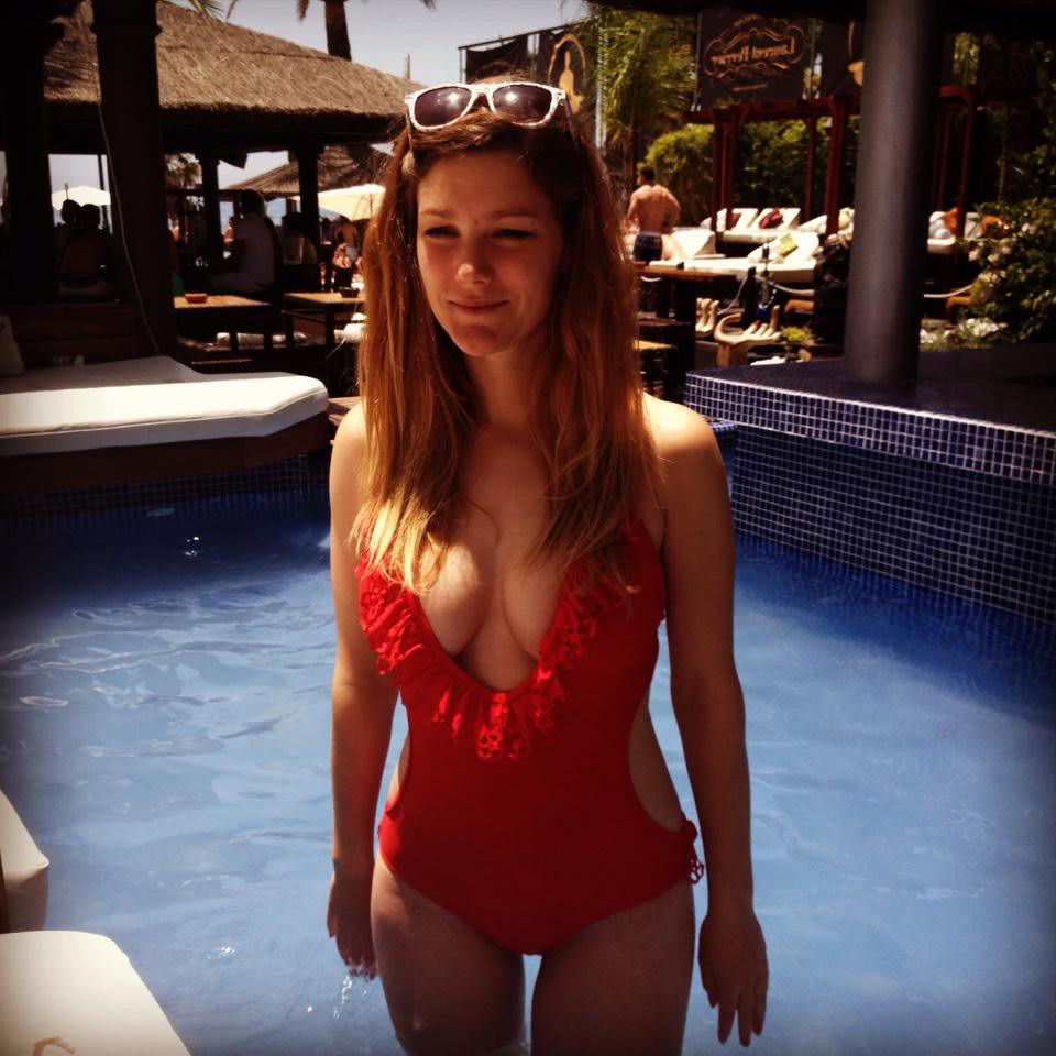 femei frumoase in pizda goala dezbraca