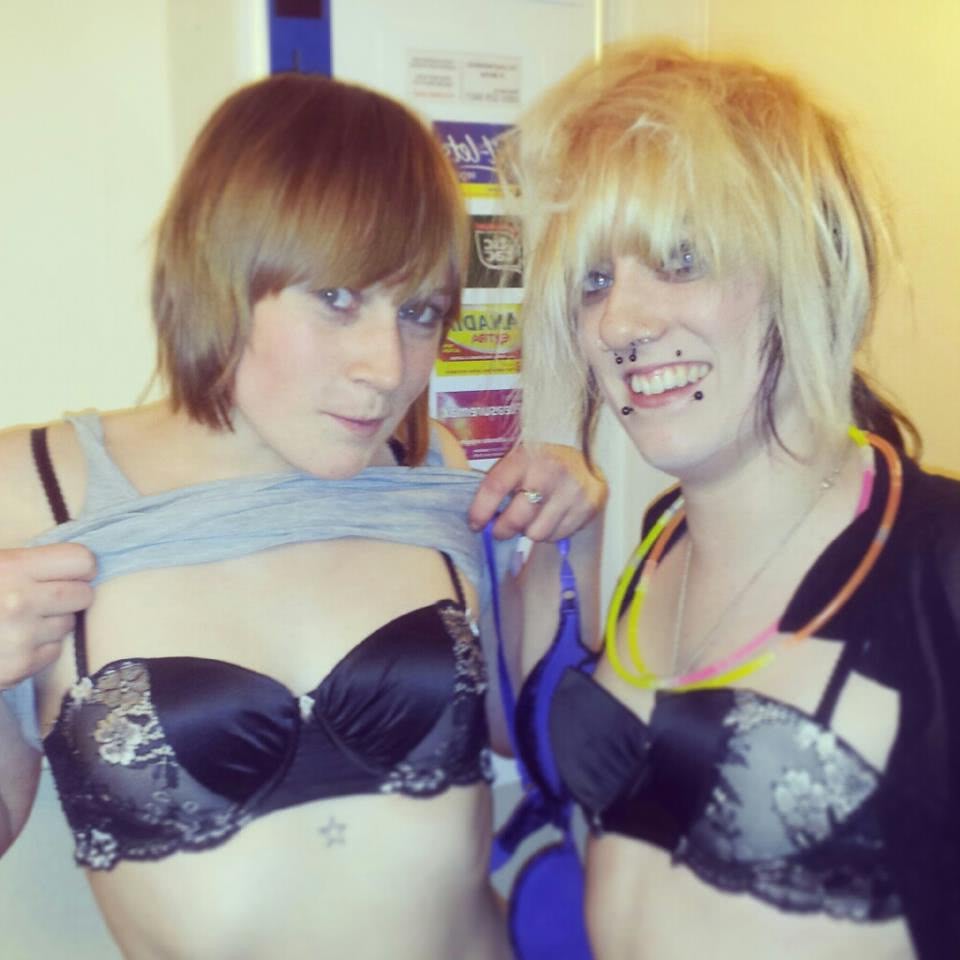 femei goale pe facebook foto