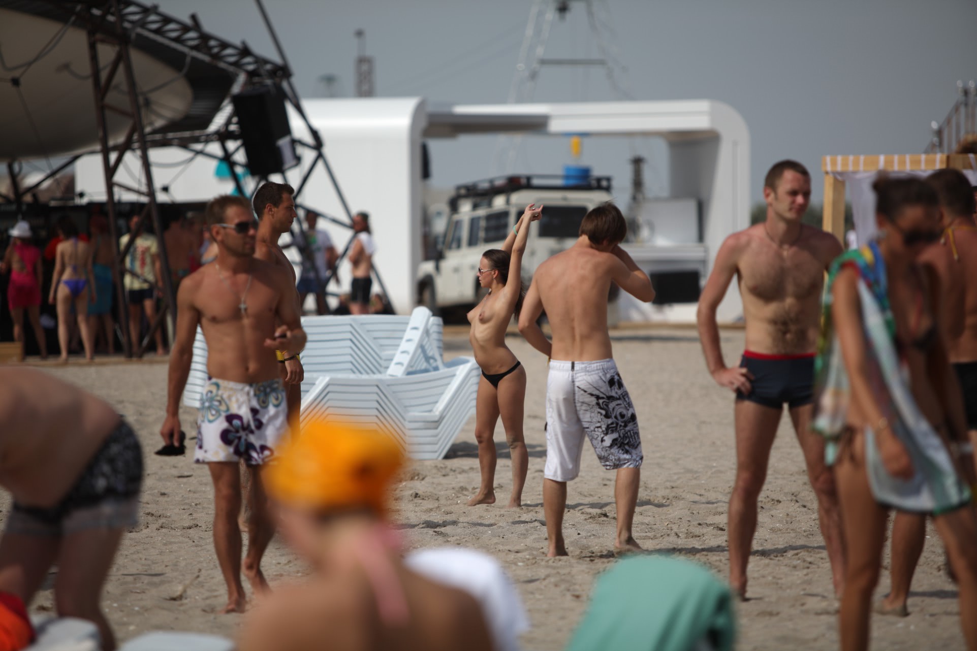 femei la plaja matrimoniale