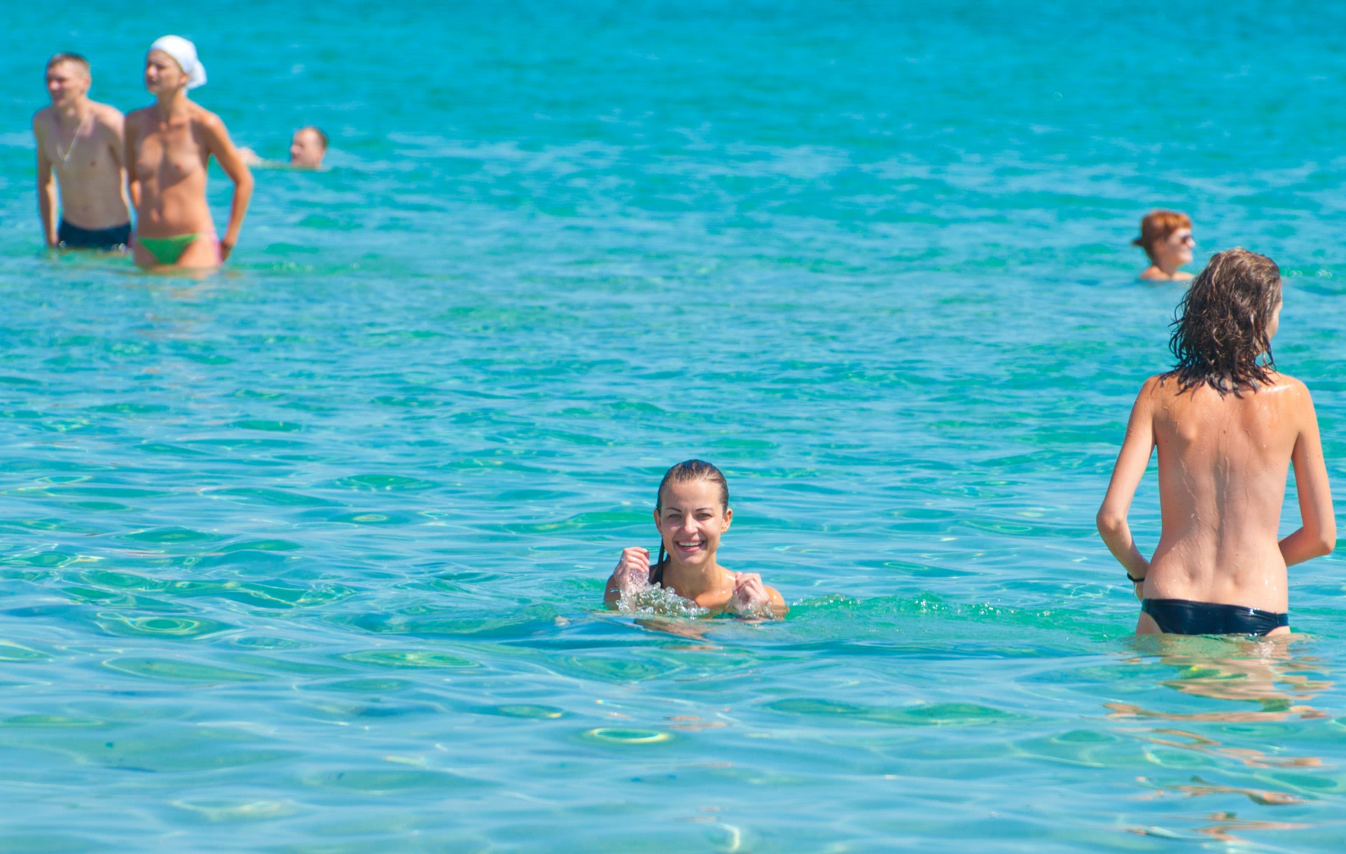 aventuri femei nud la plaja dezbracate