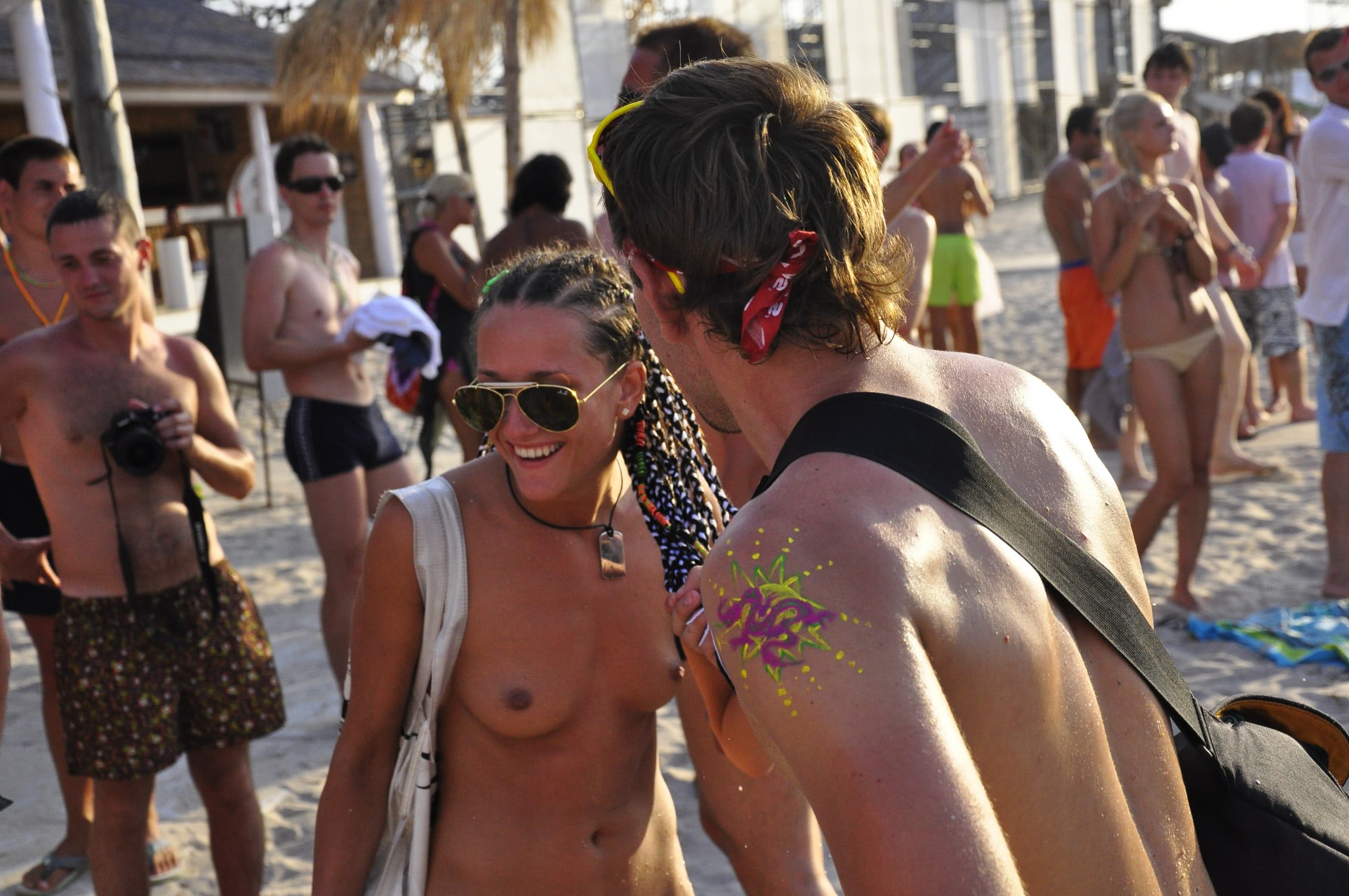 cur femei nud la plaja dezbracate