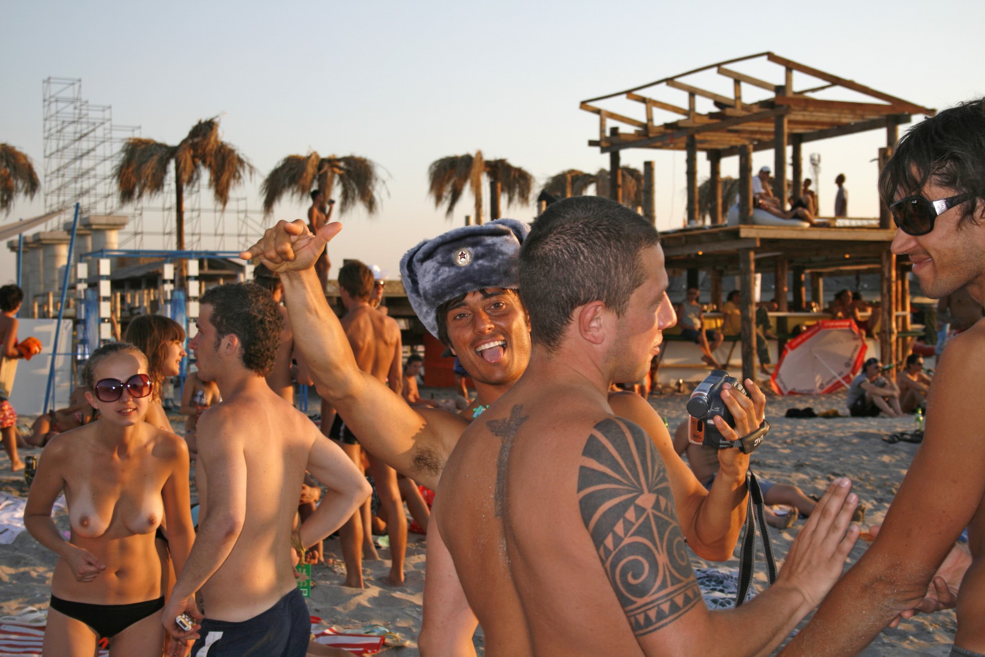 femei nud la plaja dezbracate blonde