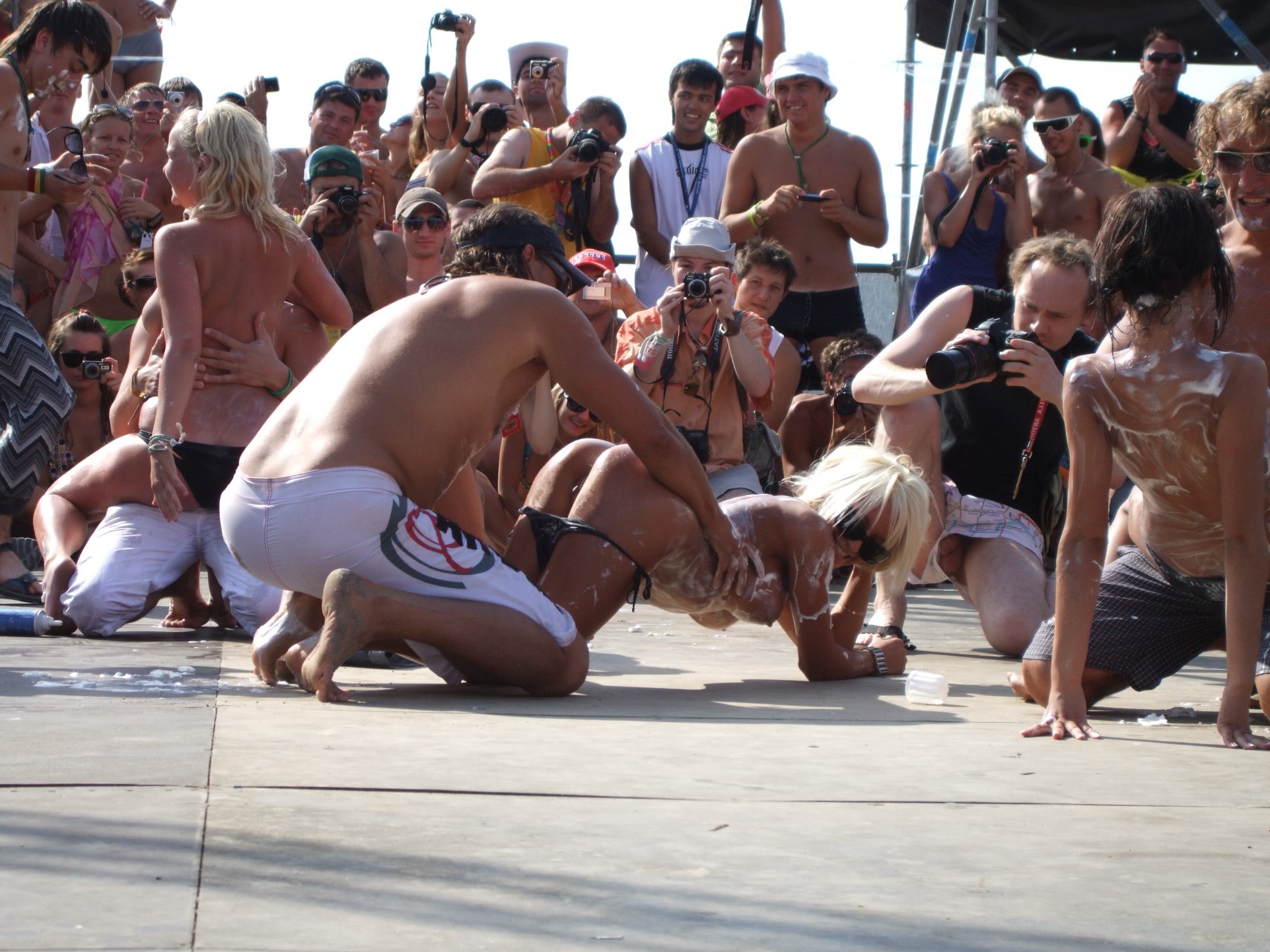 femei nud la plaja dezbracate cautare