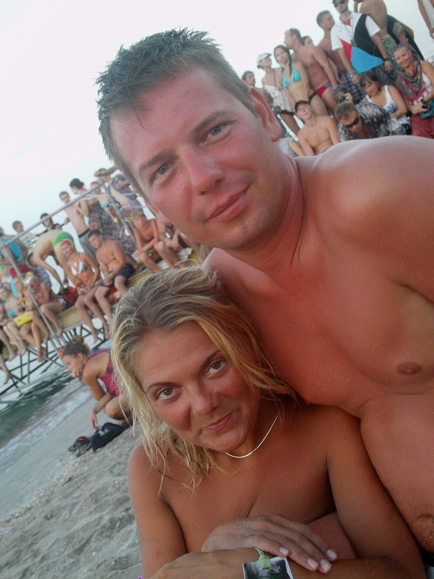 femei nud la plaja dezbracate topless