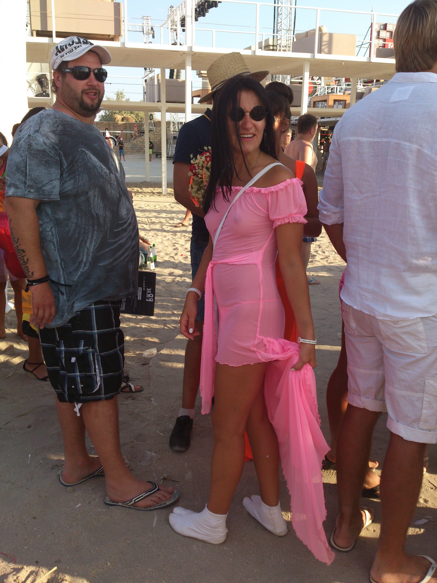 grase femei nud la plaja dezbracate