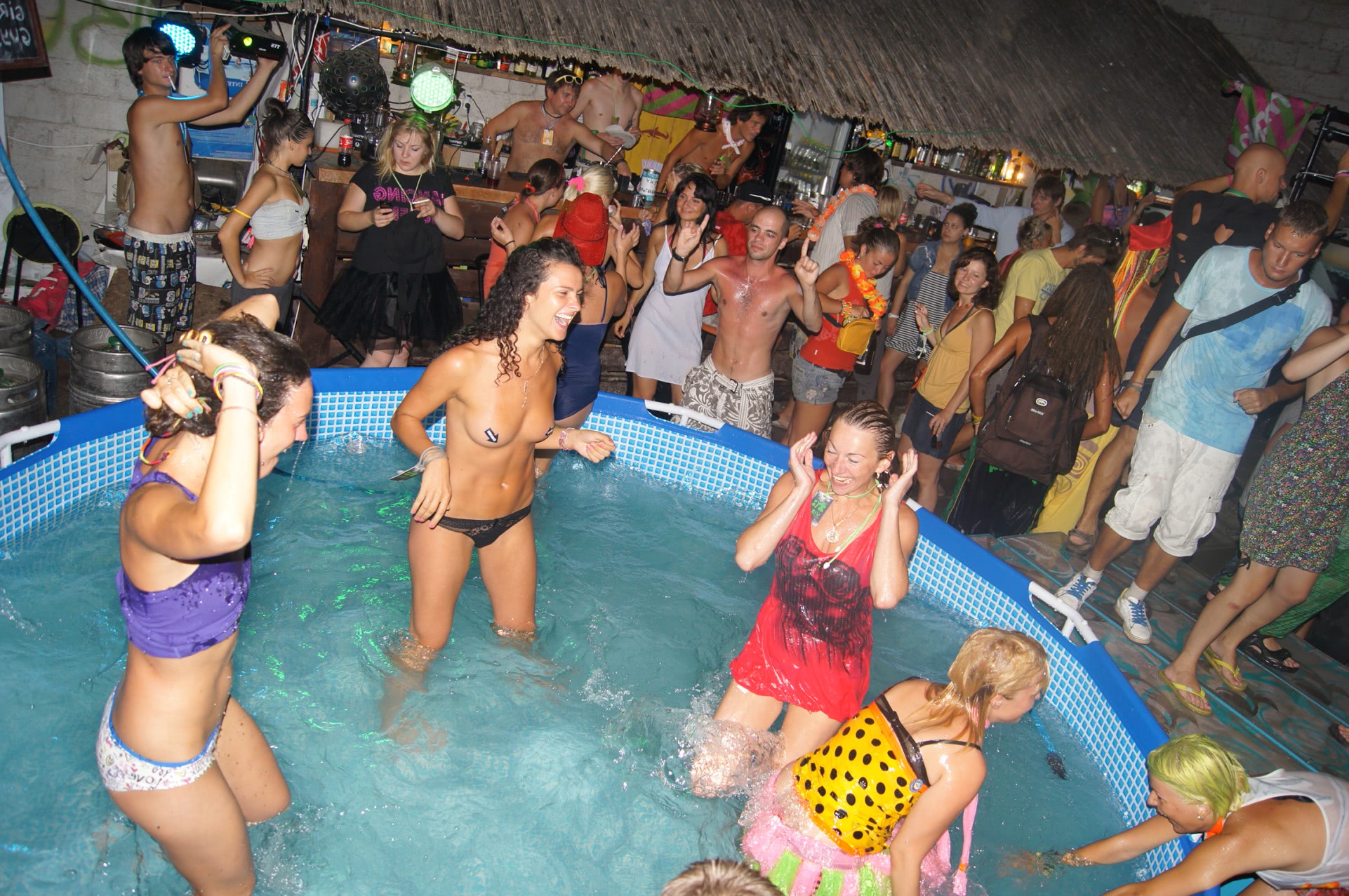 sub femei nud la plaja dezbracate