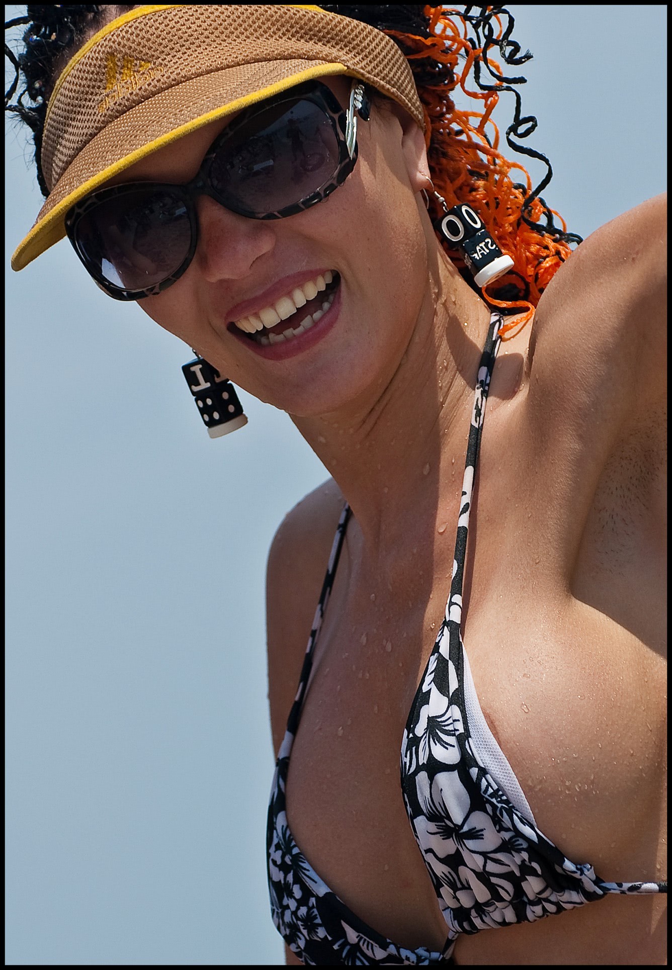 tel femei nud la plaja dezbracate