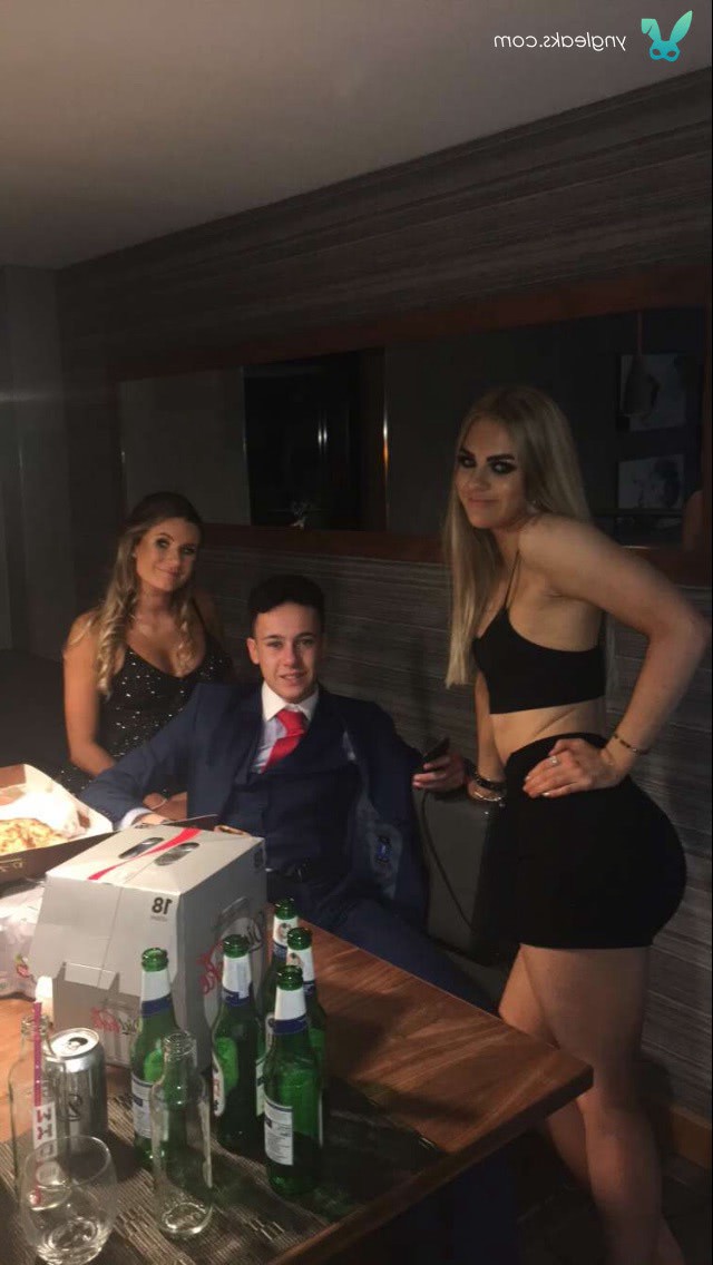 deva fete care cauta iubit pe facebook