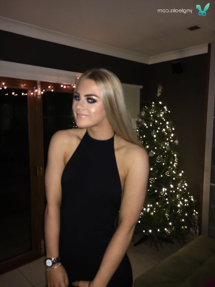 fete care cauta iubit pe facebook doi