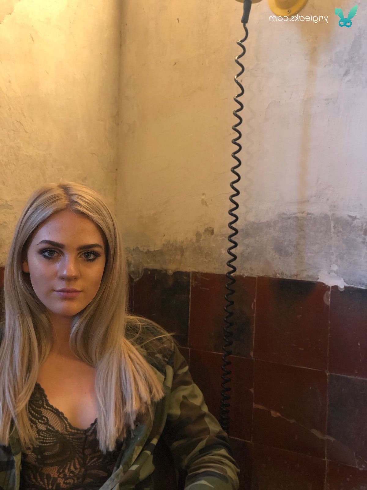 fete care cauta iubit pe facebook striptease