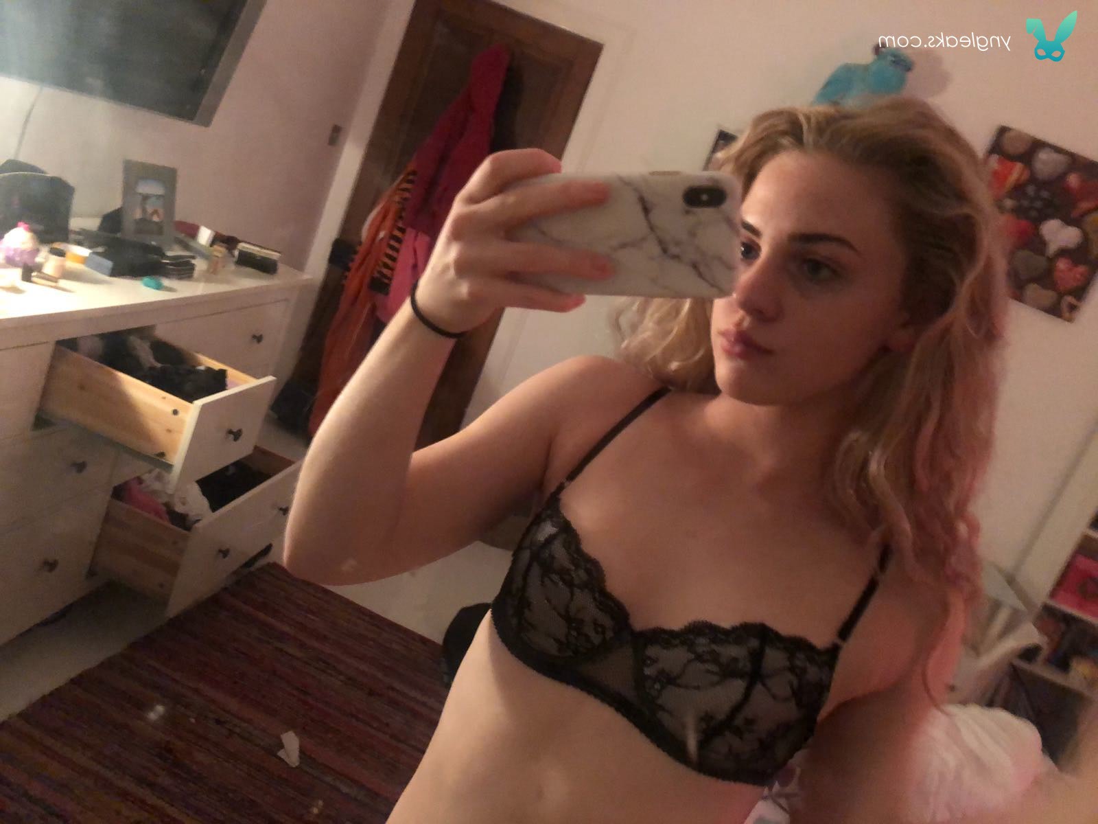 pizde fete care cauta iubit pe facebook