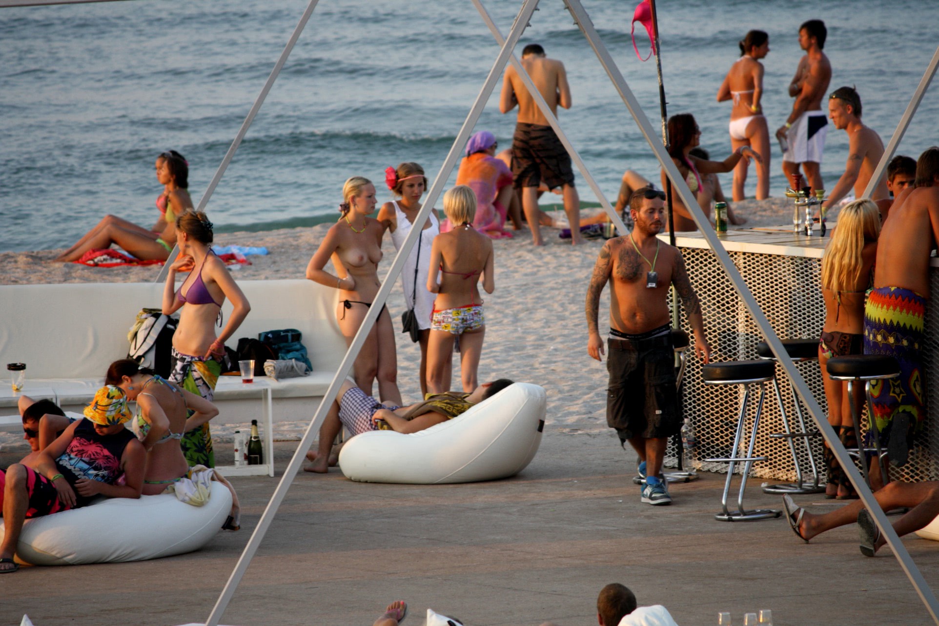 fete despuiate pozate pe plaja in cautare de baieti dotati bune jpg fete despuiate pozate pe plaja in cautare de baieti dotati bune