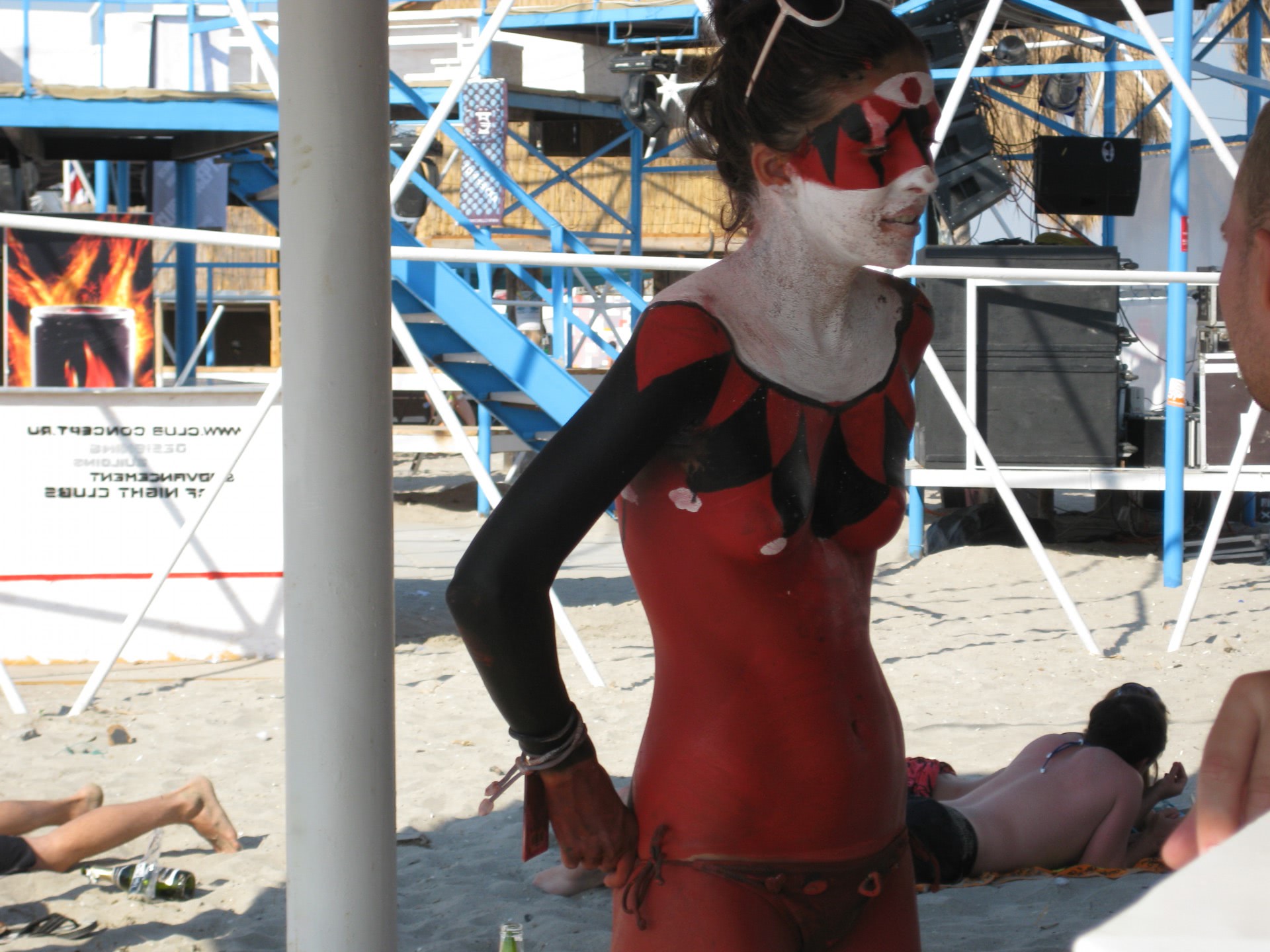 husi fete despuiate pozate pe plaja in cautare de baieti dotati