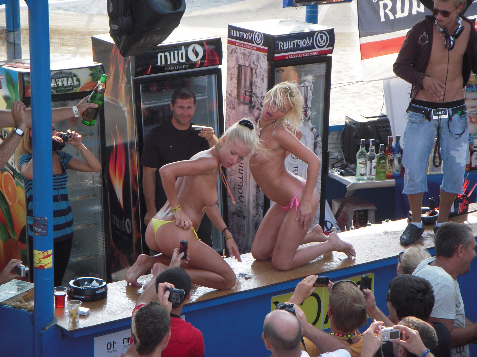 poze fete despuiate pozate pe plaja in cautare de baieti dotati