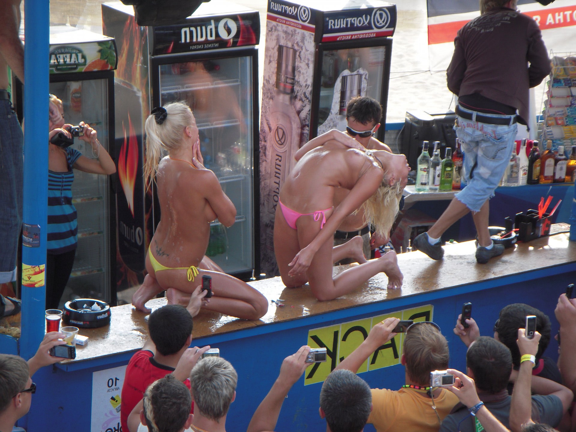 sex fete despuiate pozate pe plaja in cautare de baieti dotati