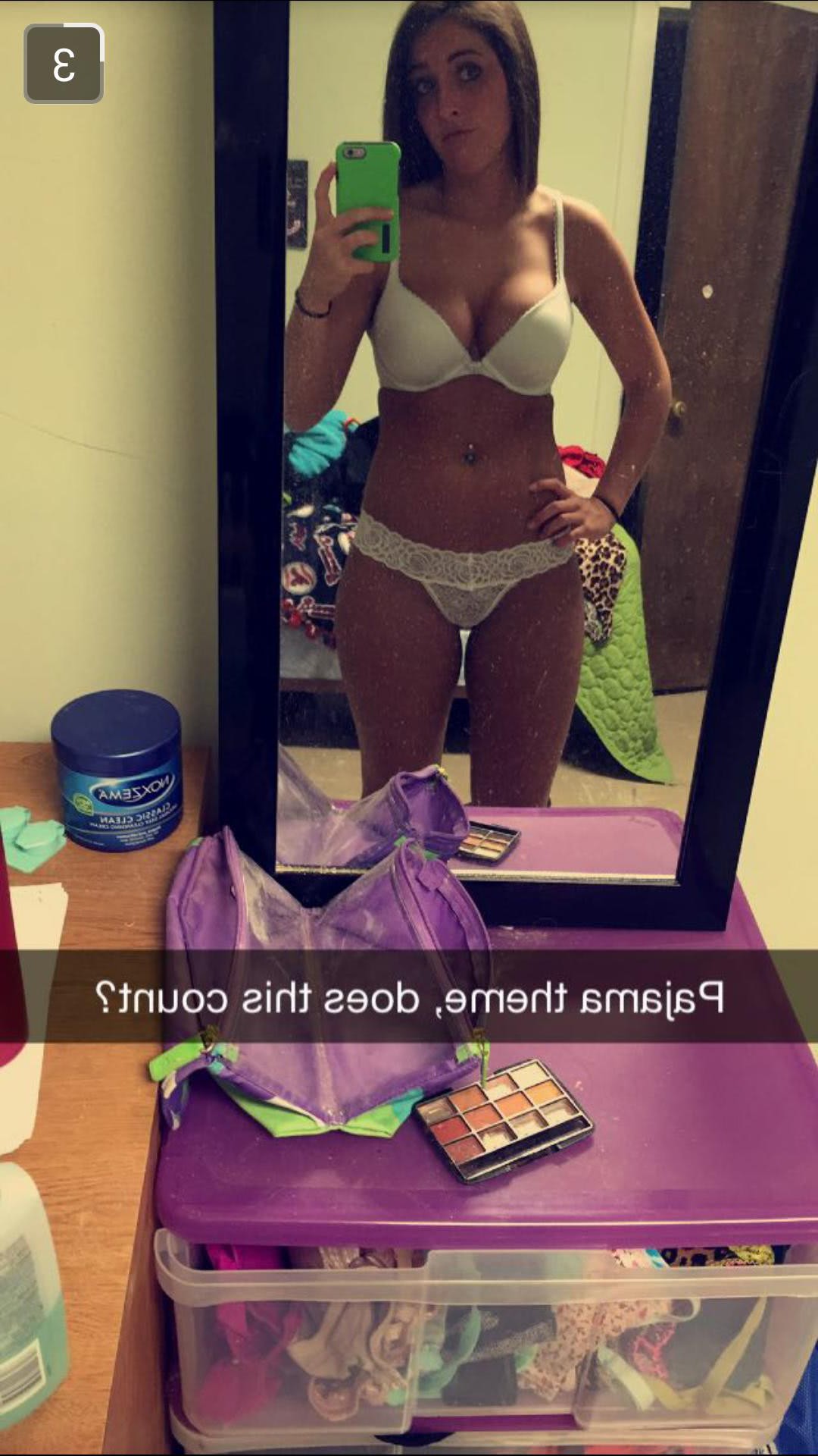 fete dezbracate complet cele