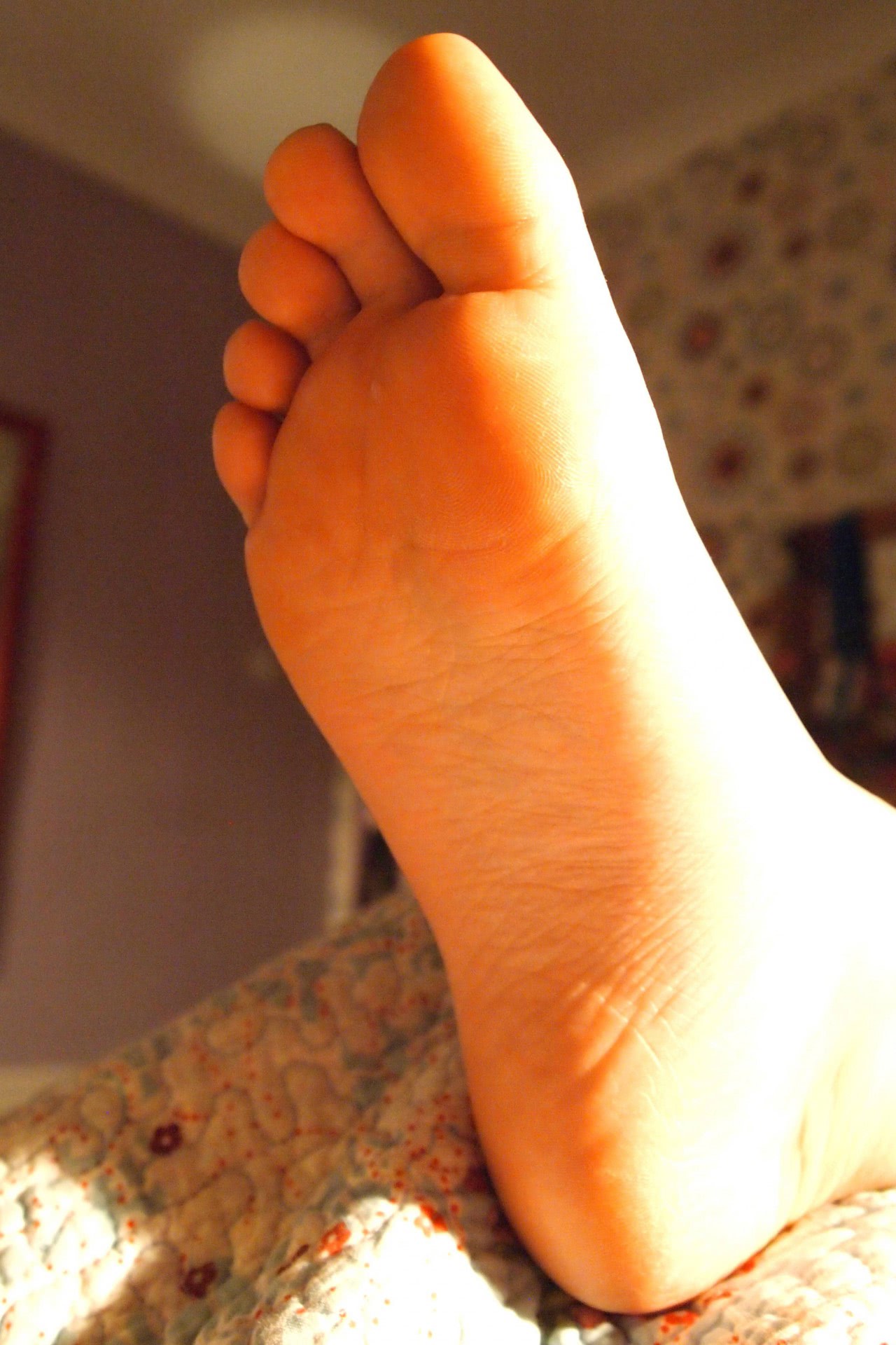 fete dezgolite de tot singure