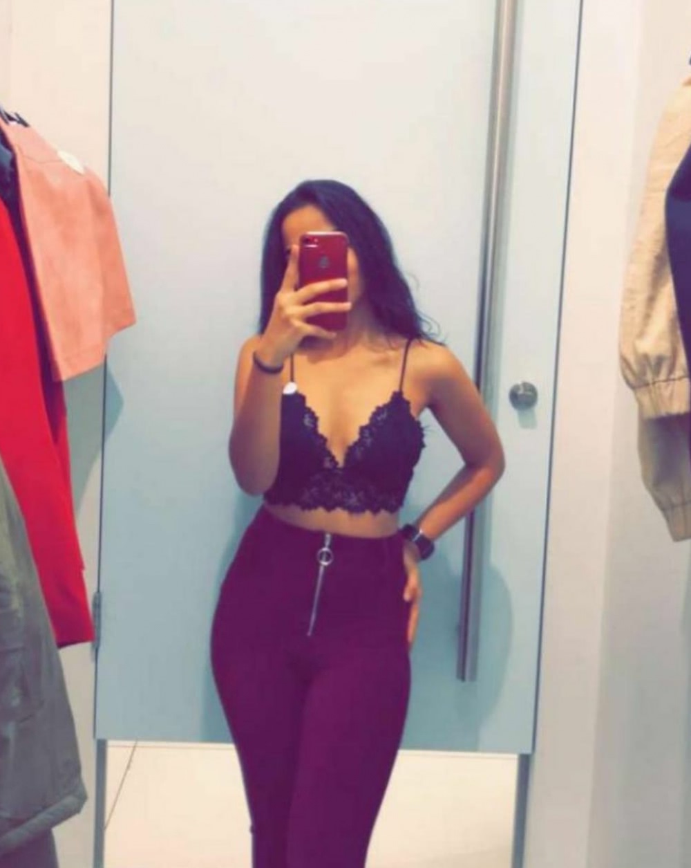 tata goala bruneta excitata