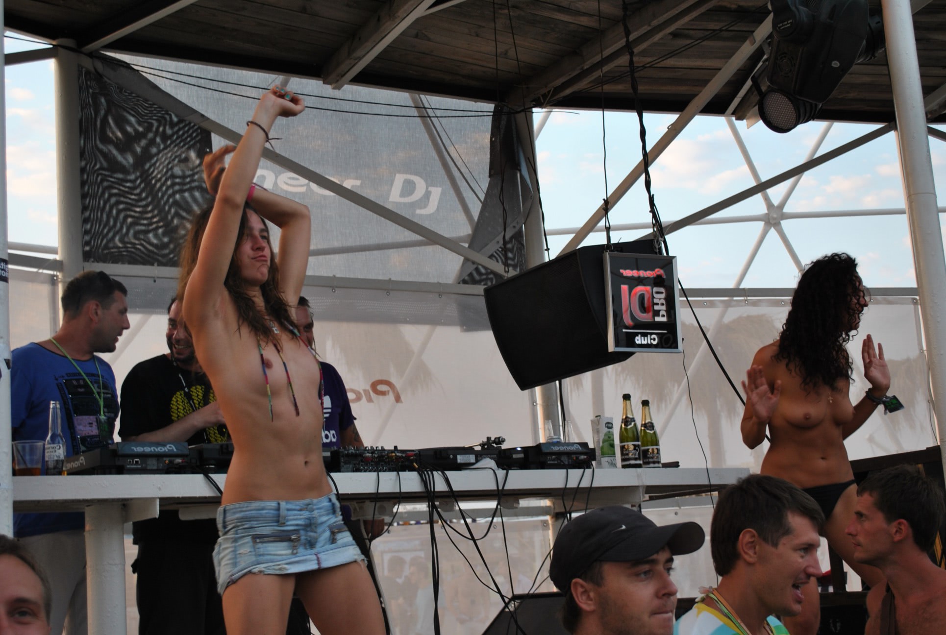 constanta fete goale la mare striptease pe plaja jpg constanta fete goale la mare striptease pe plaja